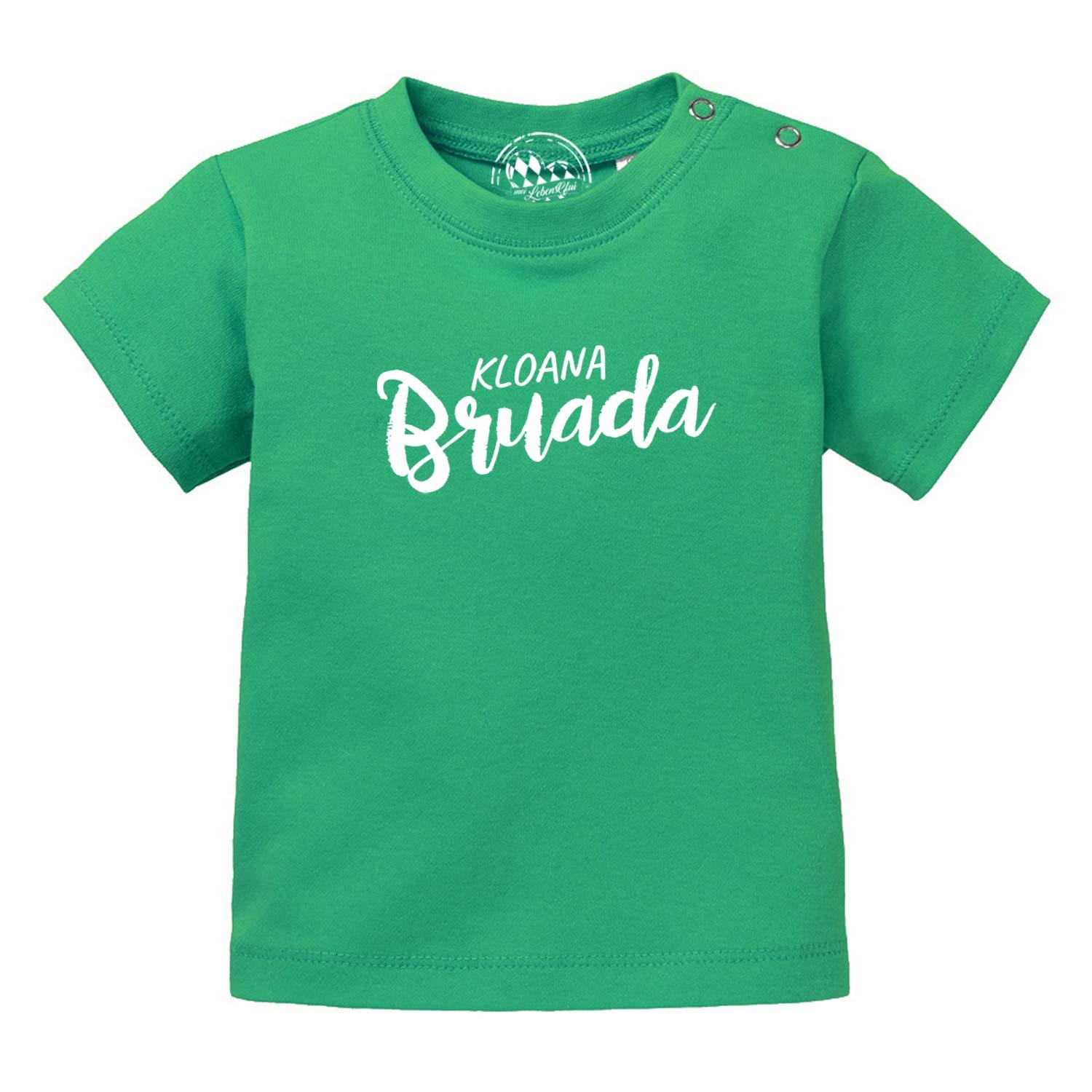 Grünes Baby T-Shirt "Kloana Bruada" mit weißem Schriftzug und Druckknöpfen an der Schulter.
