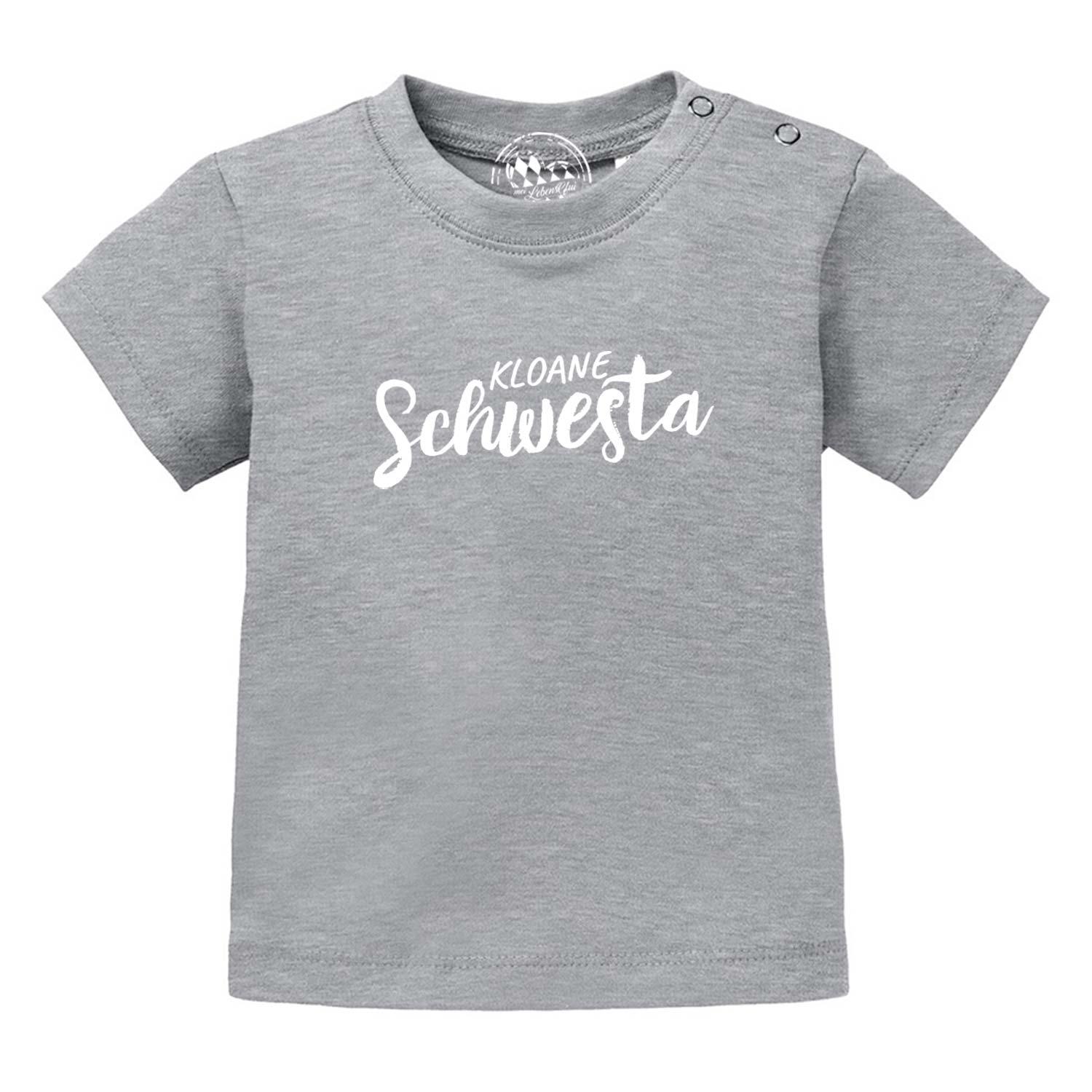 Graues Baby T-Shirt "Kloane Schwesta" mit weißem Schriftzug und Druckknöpfen an der Schulter für einfaches Anziehen