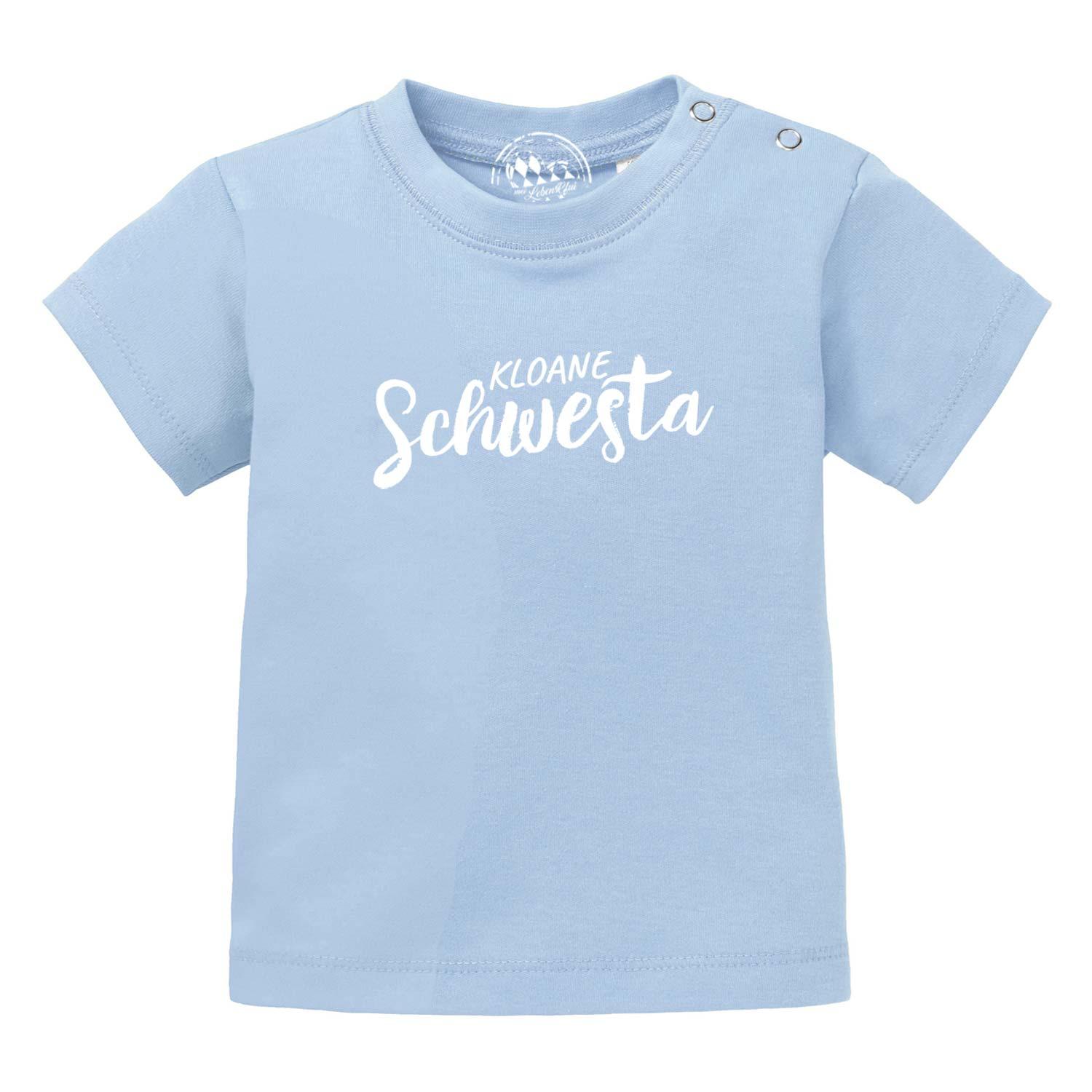 Hellblaues Baby T-Shirt "Kloane Schwesta" mit weißem Schriftzug, kurzen Ärmeln und Druckknöpfen an der Schulter.
