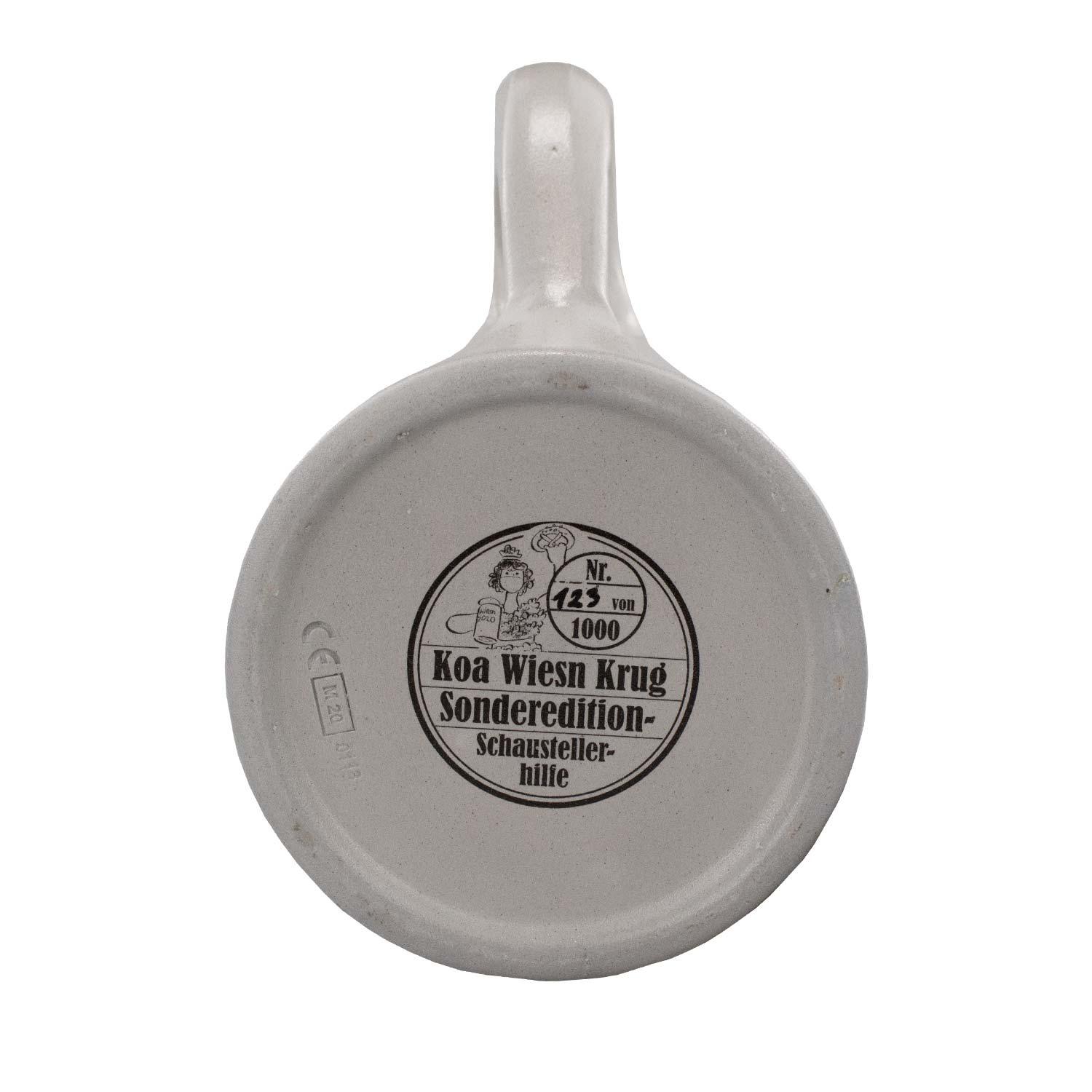 Limitierter Bierkrug 2020 aus Steinzeug mit buntem Wiesn-Motiv, Spendenaufruf und Zinndeckel mit Gravur.