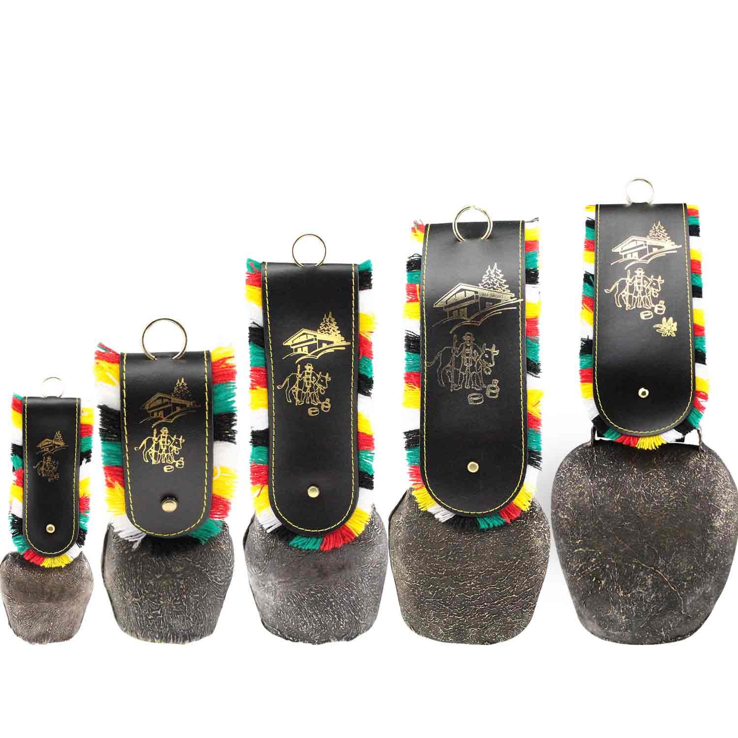 Rustikale Kuhglocke aus Messing mit bemalter Oberfläche und farbigem Fransenband, in verschiedenen Größen erhältlich.