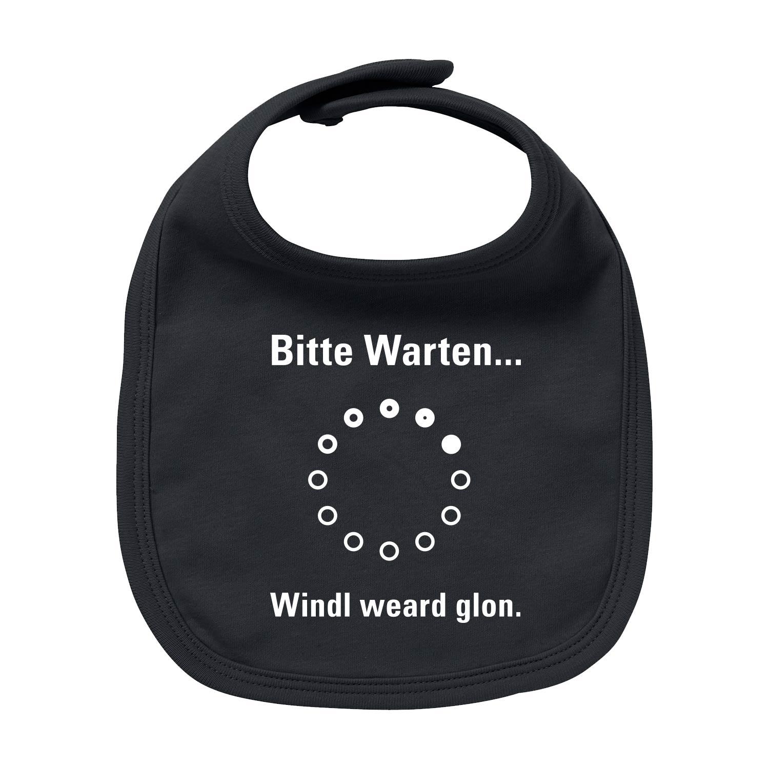 Hellblaues Baby-Lätzchen mit weißem Schriftzug "Bitte wartn... i muaß no schnell mei Brezn essn", aus Bio-Baumwolle.