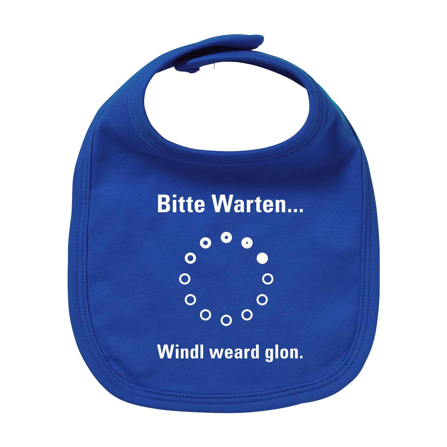 Weißes Baby-Lätzchen mit blauem Sammlerschild-Motiv und bayerischem Schriftzug „Bitte wartn...“, aus Bio-Baumwolle.