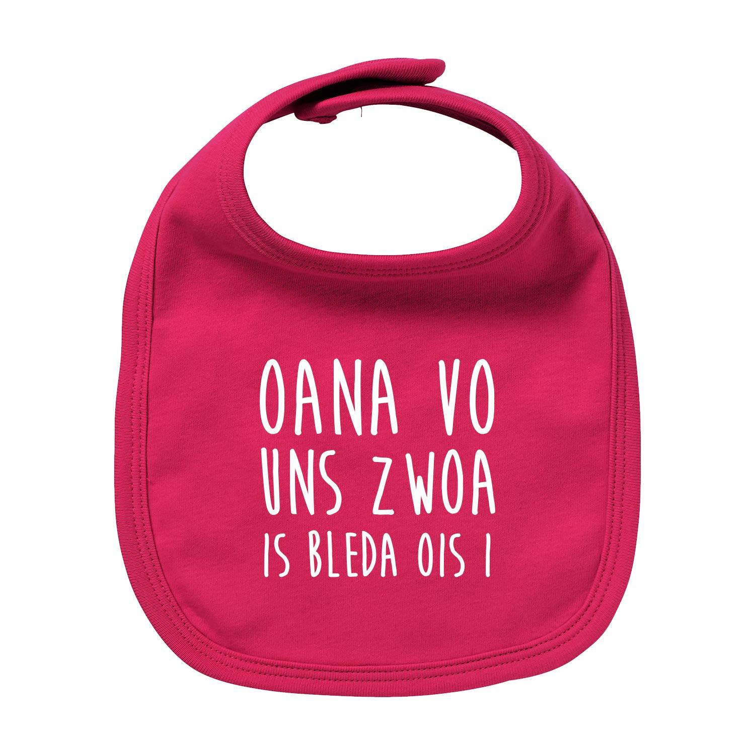 Weiβes Baby-Lätzchen mit blauem Schriftzug „Bleda ois i!“ aus 100 % Bio-Baumwolle, länglich geformt.