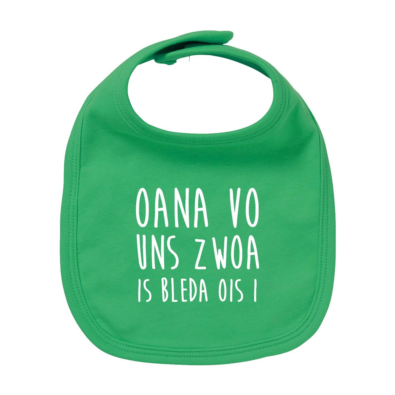 Hellblaues Baby-Lätzchen mit weißem Schriftzug „Bleda ois i!“, abgerundete Form, aus Bio-Baumwolle, ca. 35×22 cm.