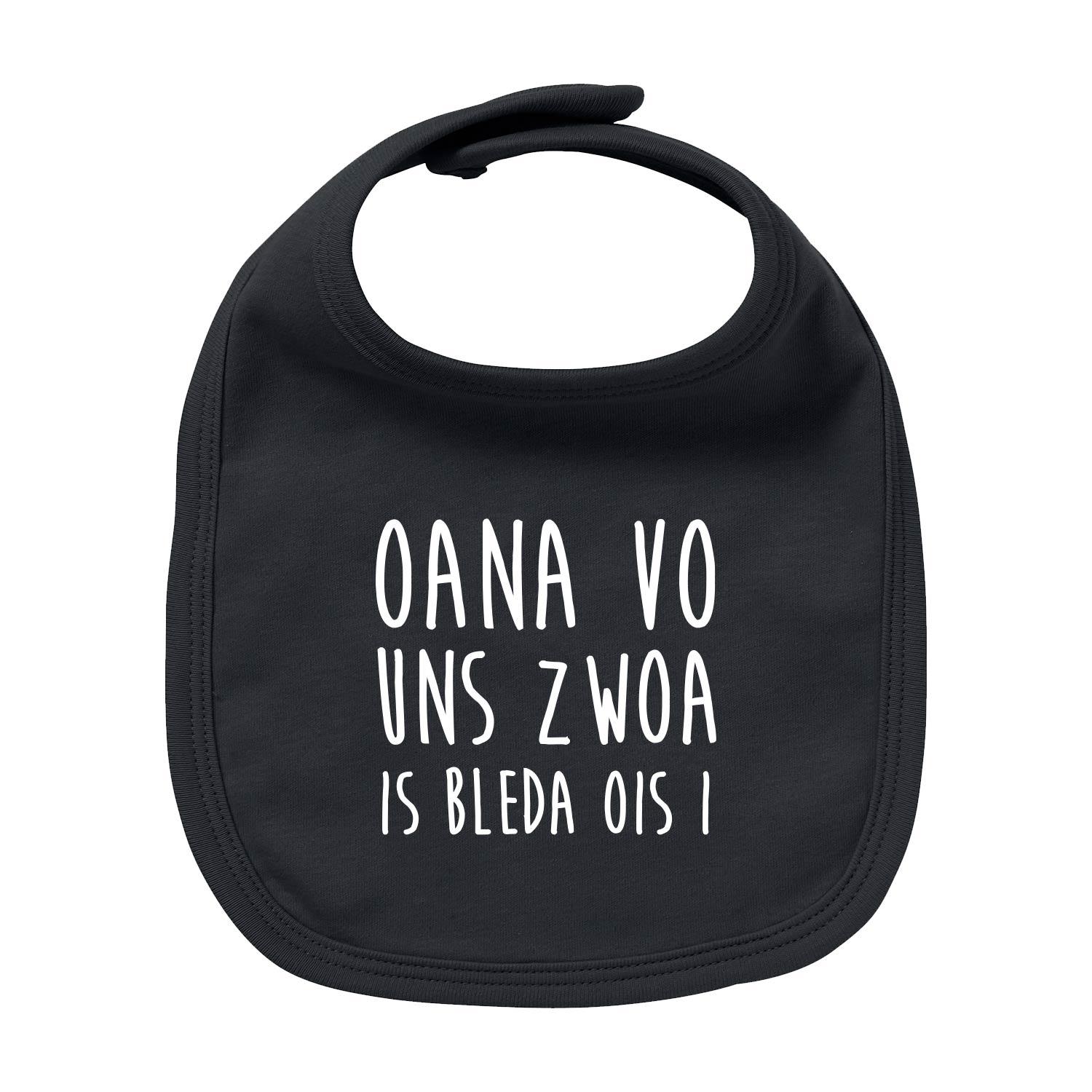 Weißes Baby-Lätzchen mit blauem Schriftzug „Bleda ois i!“, runder Halsausschnitt, aus Bio-Baumwolle, Siebdruck.