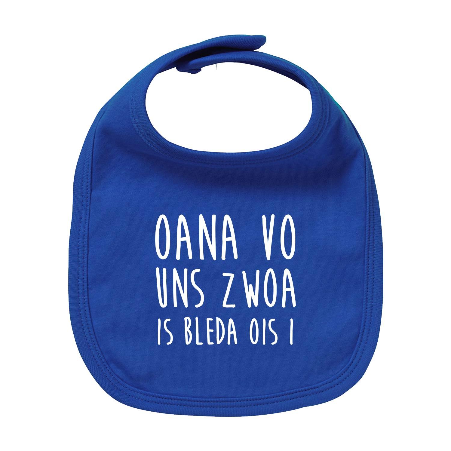 Weißes Baby-Lätzchen mit grauem Schriftzug „Bleda ois i!“, runde Form, aus 100 % Bio-Baumwolle, 35 x 22 cm.