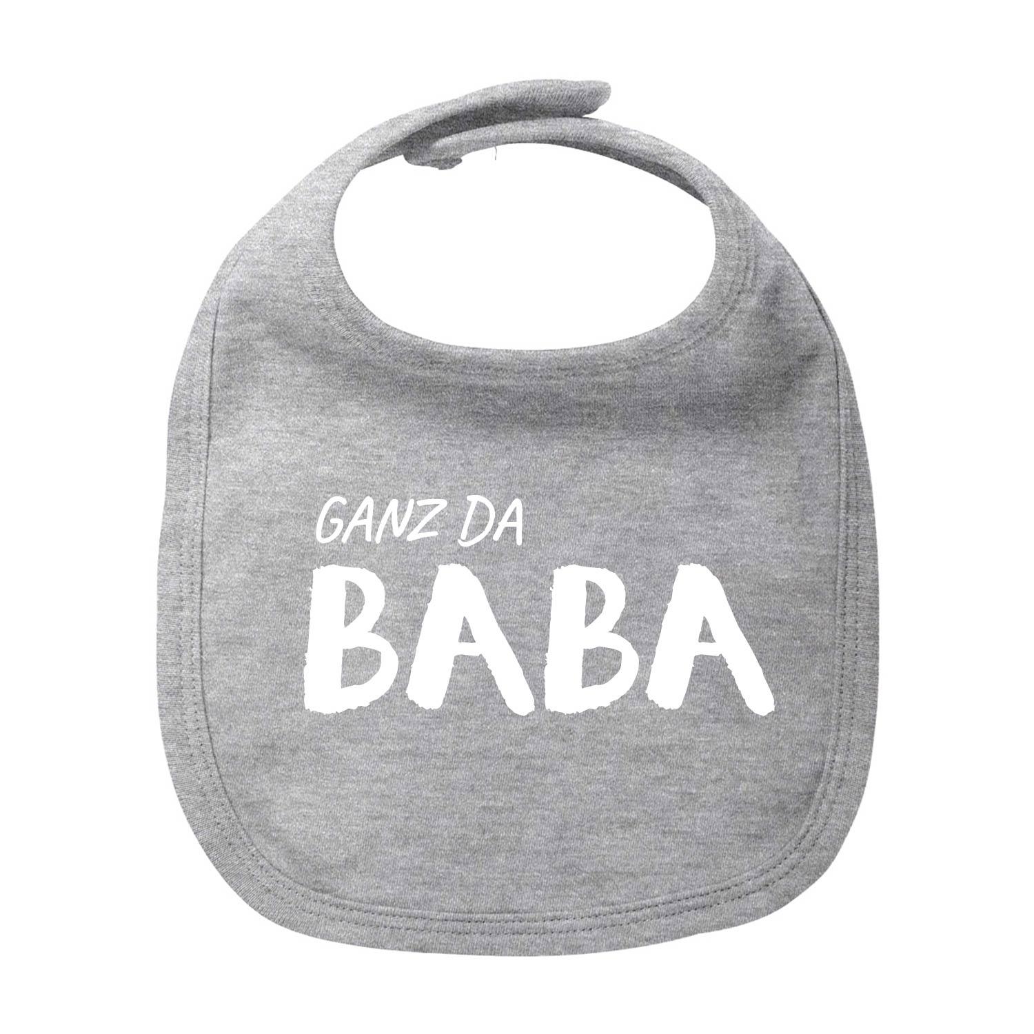 Weißes Baby-Lätzchen mit blauem Schriftzug „Ganz da Baba!“, runder Halsausschnitt, 100 % Bio-Baumwolle, Siebdruck.