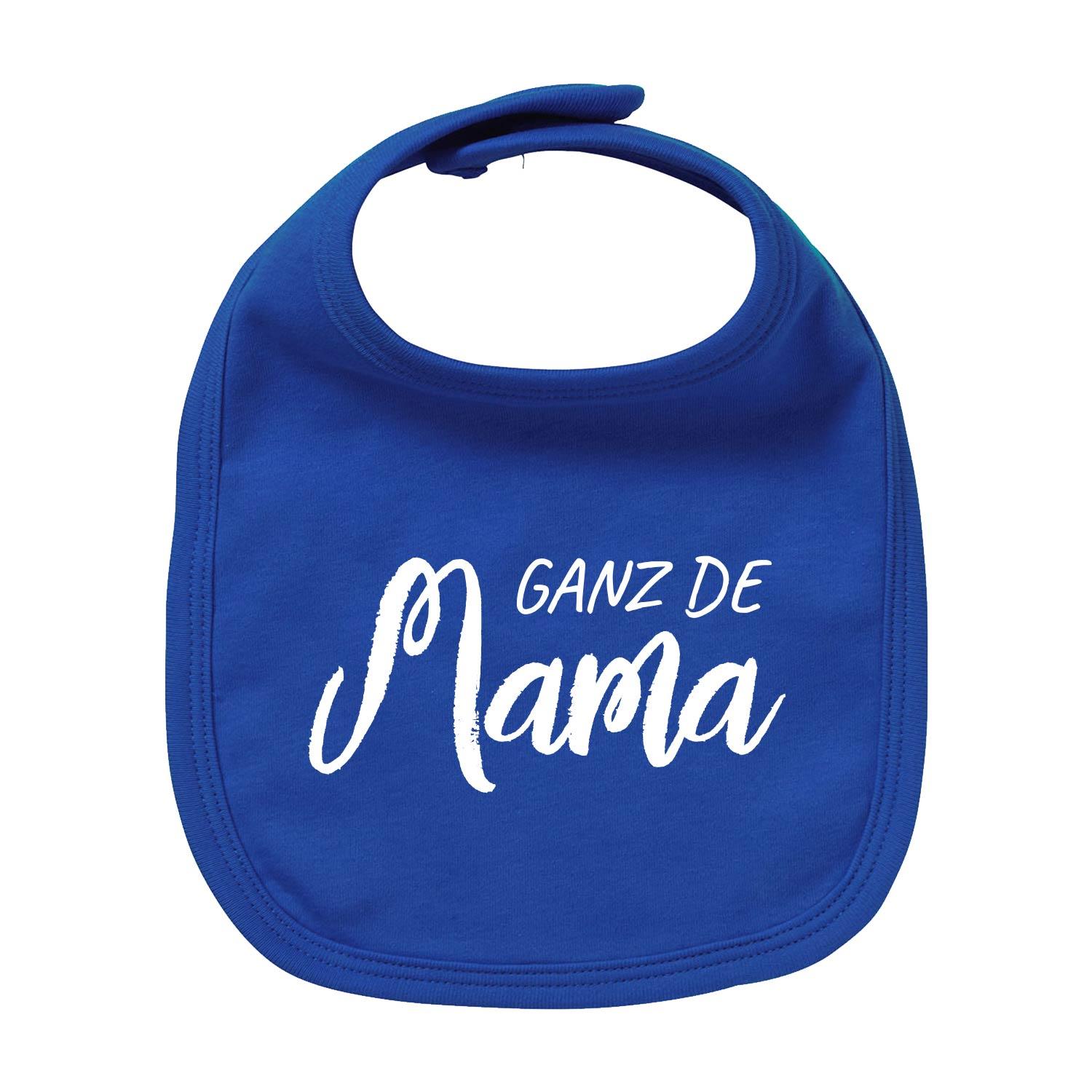 Weißes Baby-Lätzchen mit rotem Schriftzug „Ganz de Mama“, rundem Halsausschnitt, aus Bio-Baumwolle, ca. 35 x 22 cm.