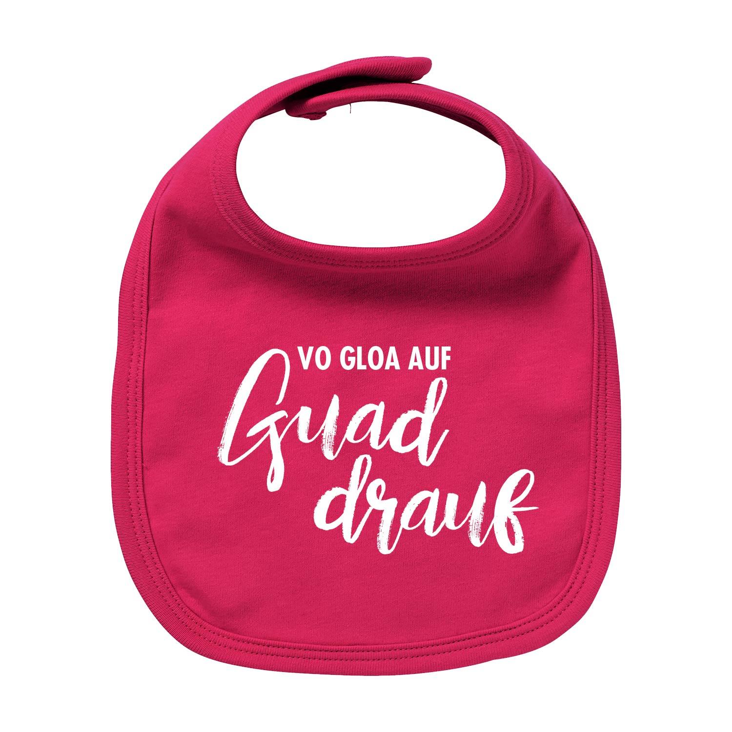 Weißes Baby-Lätzchen mit blauem Schriftzug "guad drauf", rundem Halsausschnitt, aus 100 % Bio-Baumwolle, 35 x 22 cm.