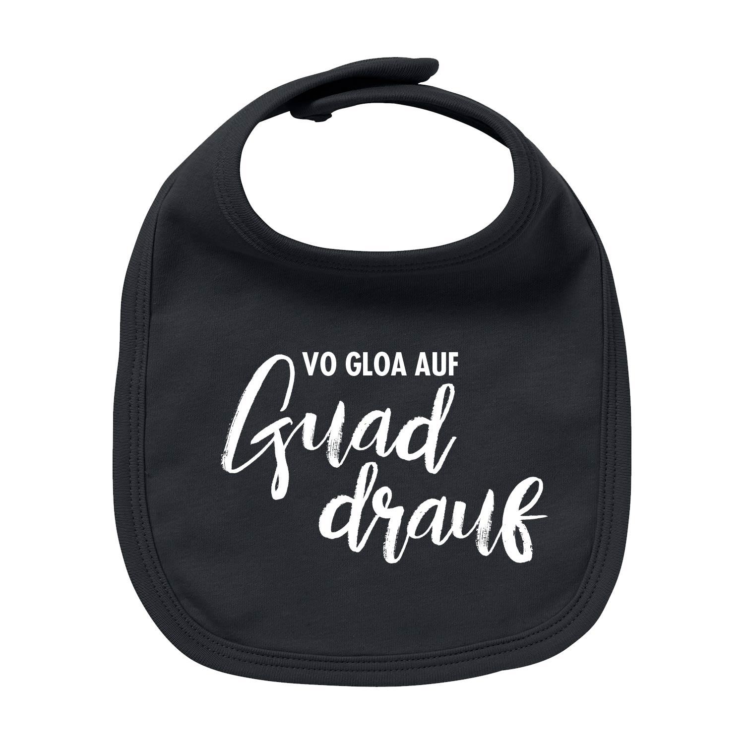 Weißes Baby-Lätzchen mit blauem Schriftzug „guad drauf“, runder Halsausschnitt, Bio-Baumwolle, hochwertiger Siebdruck.