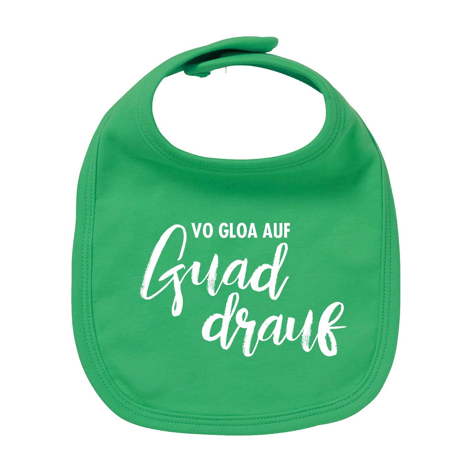 Weißes Baby-Lätzchen mit rotem Schriftzug „guad drauf“, runder Halsausschnitt, aus 100 % Bio-Baumwolle, Siebdruck.