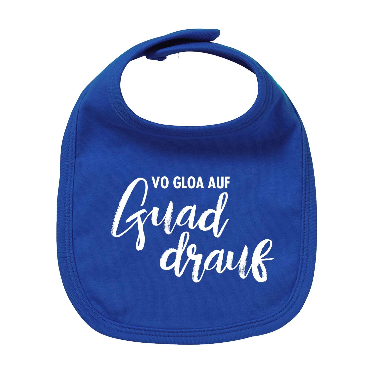 Hellblaues Baby-Lätzchen aus Bio-Baumwolle mit weißem Aufdruck „guad drauf“ im Siebdruck auf der Vorderseite.