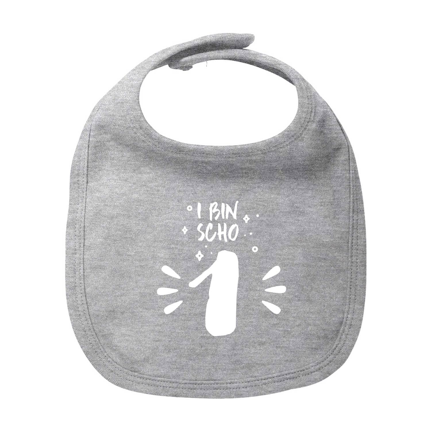 Bayerisches Baby-Lätzchen in Weiß mit blauem Schriftzug „I bin scho 1!“, runder Halsausschnitt, aus Bio-Baumwolle.