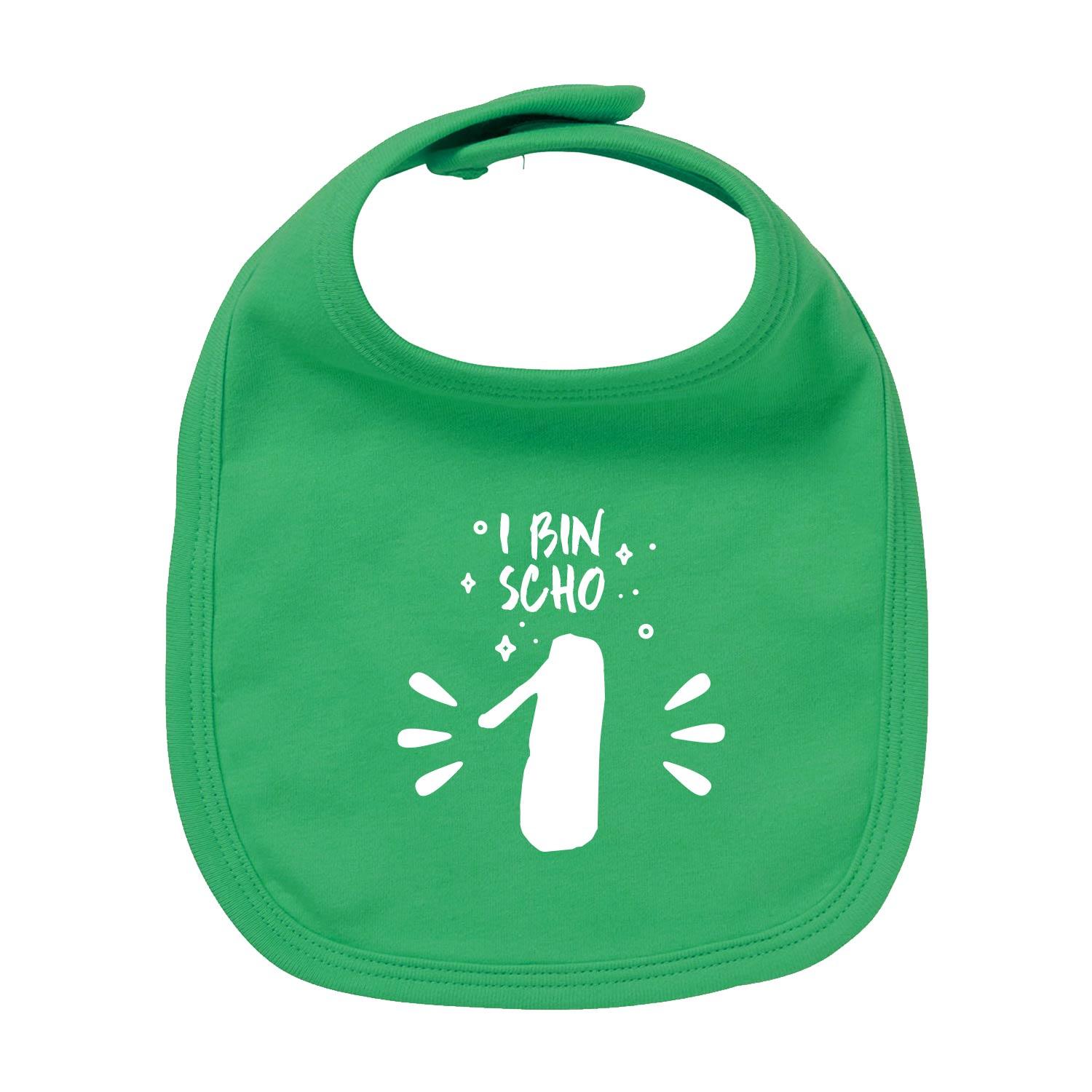 Weißes Baby-Lätzchen mit grauem Rand, Aufdruck „I bin scho 1!“ in Blau, aus 100 % Bio-Baumwolle, rechteckig.