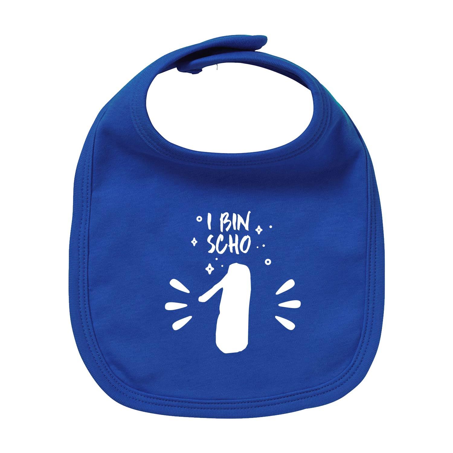 Hellblaues Baby-Lätzchen mit weißen Säumen und gelbem Aufdruck „I bin scho 1!“, aus 100 % Bio-Baumwolle.