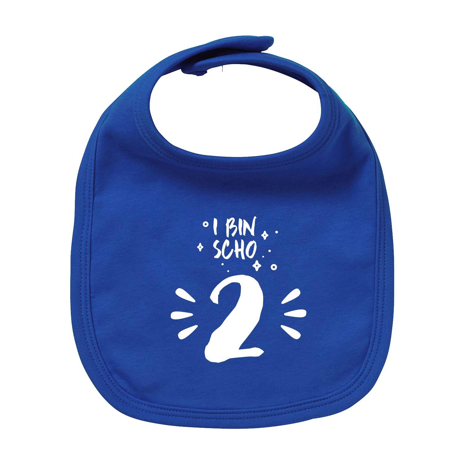 Weißes Babylätzchen mit blauem Schriftzug „I bin scho 2!“, rundem Halsausschnitt, aus Bio-Baumwolle, 35 x 22 cm.