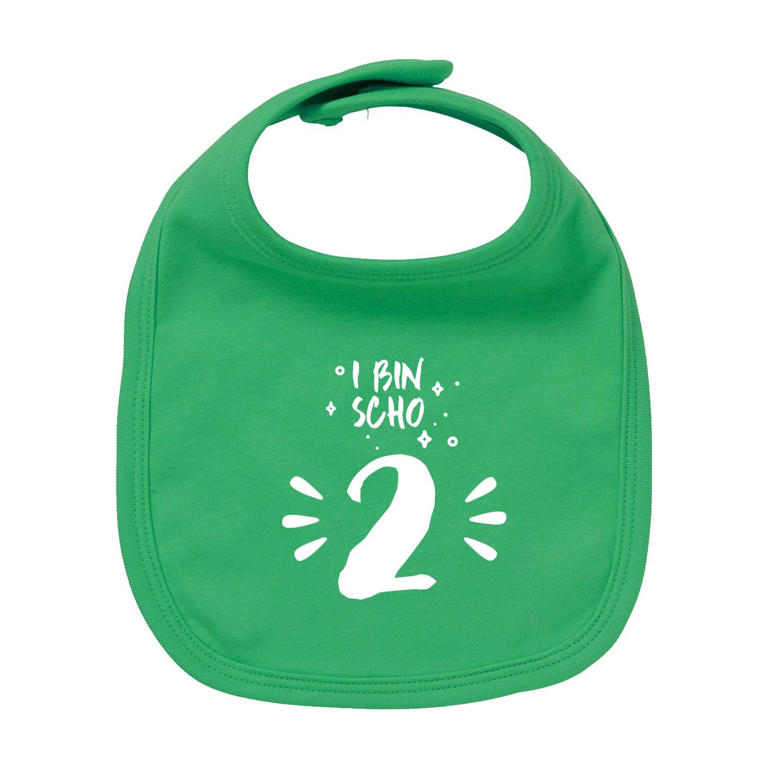 Weißes Babylätzchen mit blauem Aufdruck „I bin scho 2!“, runder Halsausschnitt, Bio-Baumwolle, Siebdruck.