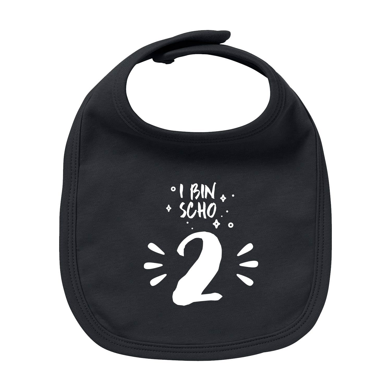 Bayerisches Baby-Lätzchen in Weiß mit blauem Schriftzug „I bin scho 2!“, aus Bio-Baumwolle mit Siebdruck.