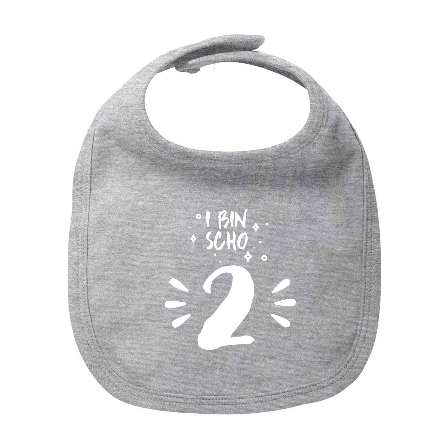 Hellblaues Baby-Lätzchen mit weißem Schriftzug „I bin scho 2!“, rundem Halsausschnitt, aus Bio-Baumwolle.