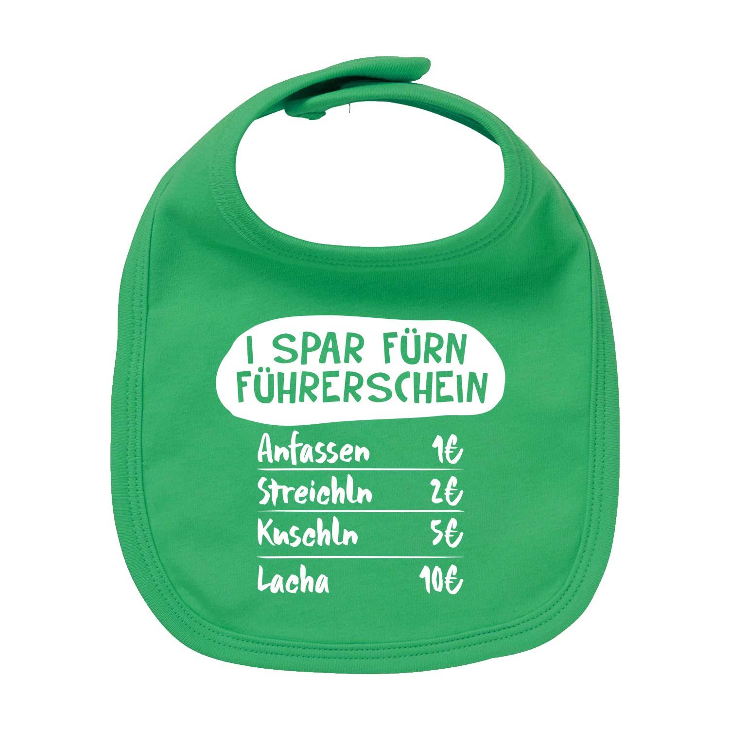 Weißes Baby-Lätzchen mit blauem Herz-Print und Aufdruck „I spar für'n Führerschein...“, aus Bio-Baumwolle.
