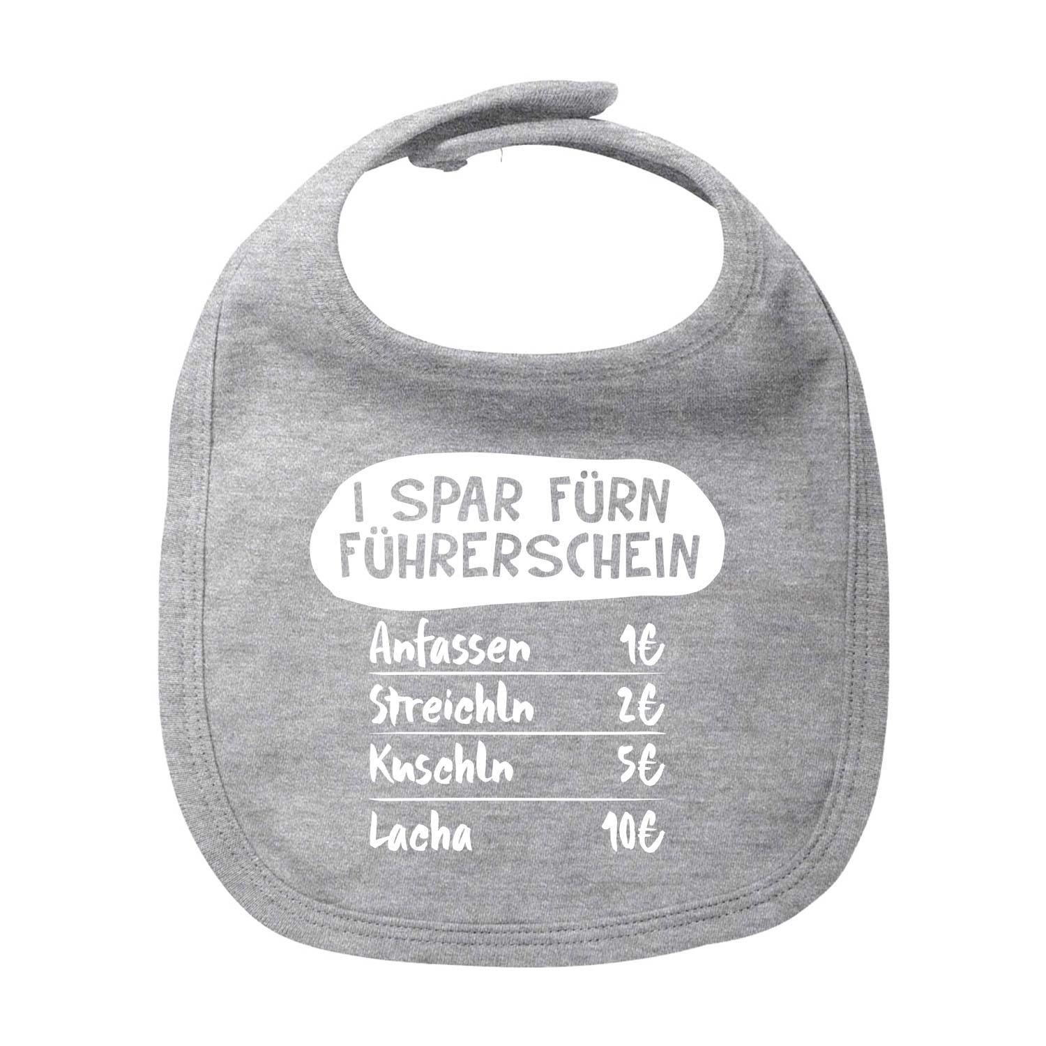 Blaues Baby-Lätzchen mit weißem Schriftzug „I spar fürn Führerschein…“, runder Halsausschnitt, Bio-Baumwolle.