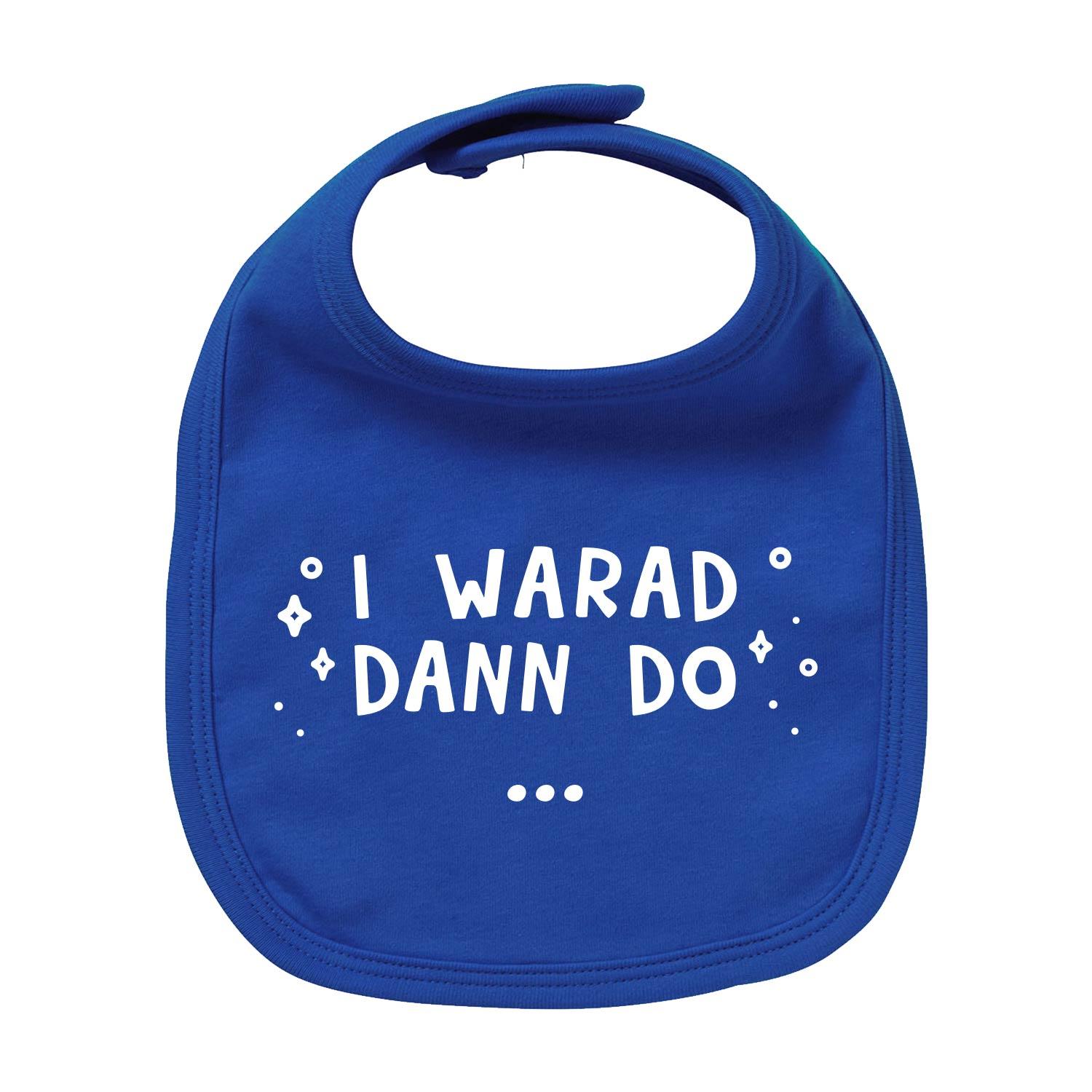 Bayerisches Baby-Lätzchen in Weiß mit blauem Schriftzug „I warad dann do“, rechteckig, aus 100 % Bio-Baumwolle.