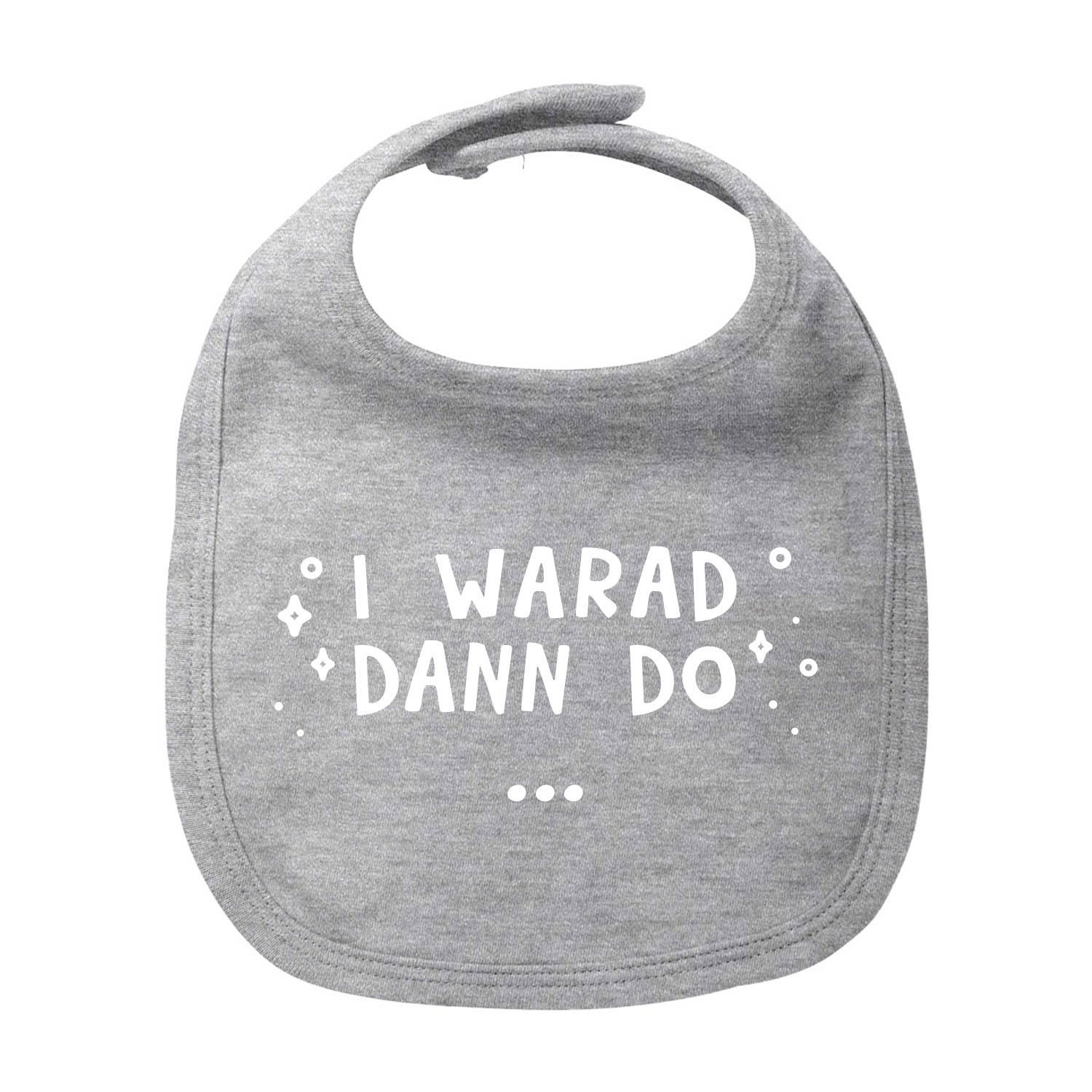 Weißes Baby-Lätzchen mit blauem Schriftzug „I warad dann do“, abgerundete Form, 100 % Bio-Baumwolle, 35 × 22 cm.