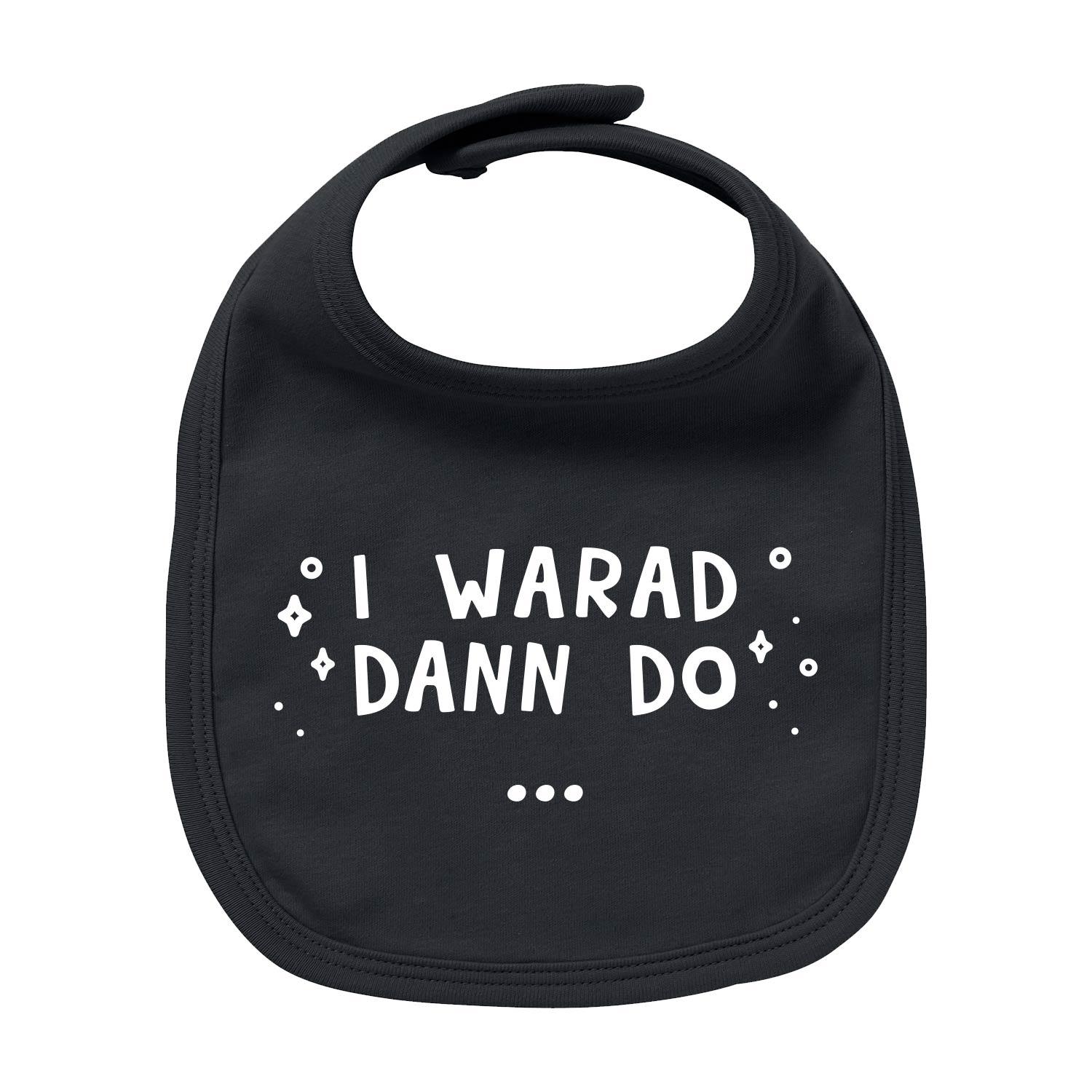 Weißes Baby-Lätzchen mit blauer Schrift „I warad dann do“, rundem Halsausschnitt und Druckknopf, aus Bio-Baumwolle.