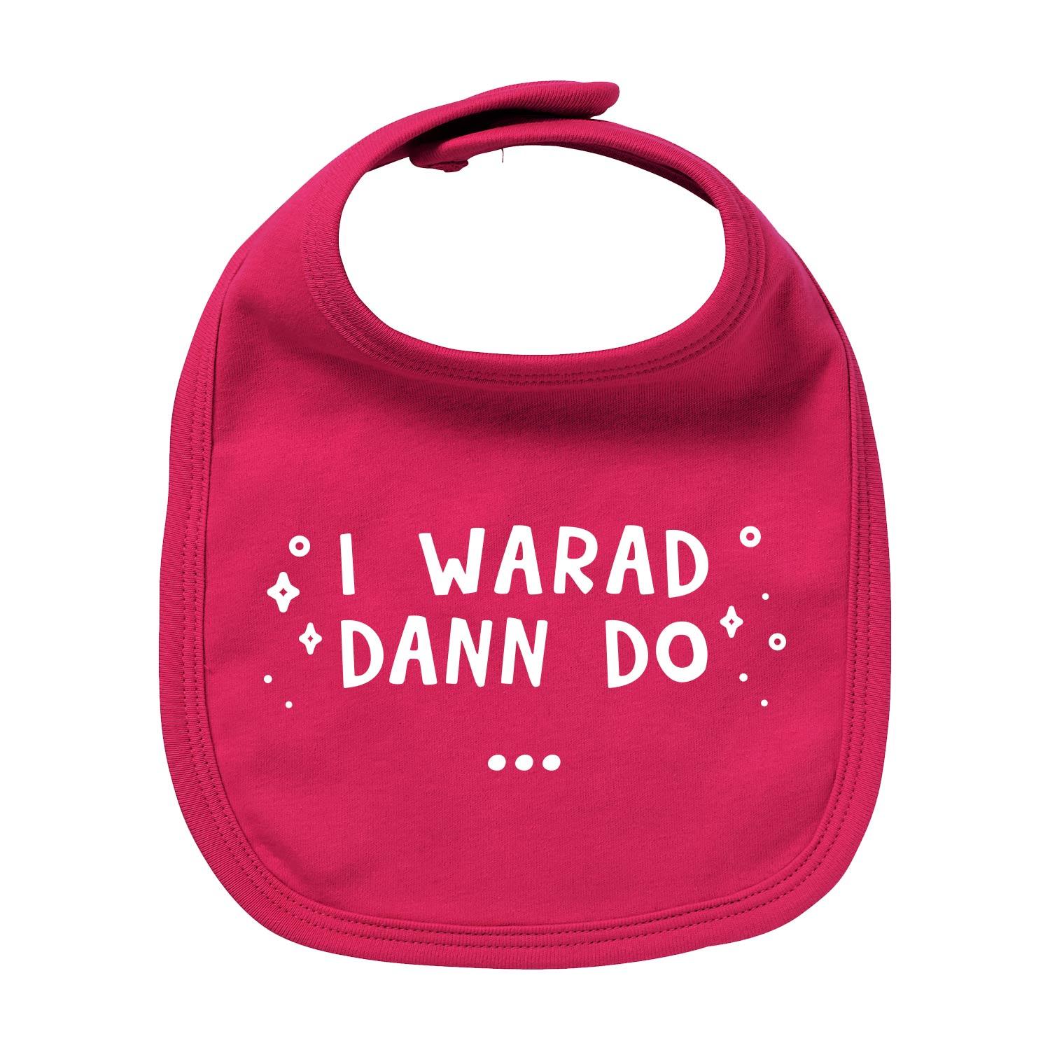 Hellblaues Baby-Lätzchen mit rundem Halsausschnitt und weißem Aufdruck „I warad dann do“, aus Bio-Baumwolle.