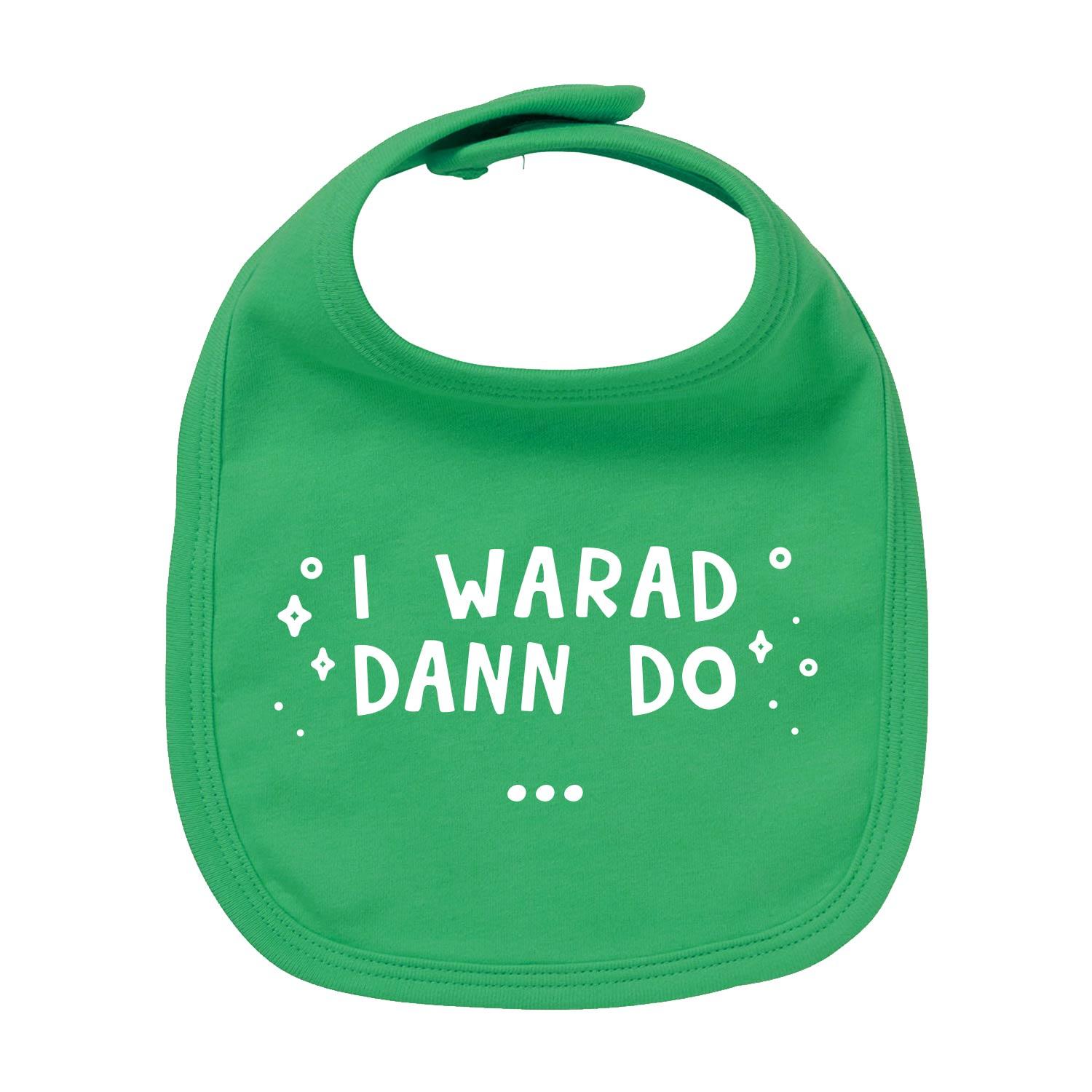 Weißes Baby-Lätzchen aus Bio-Baumwolle mit rotem Schriftzug „I warad dann do“ und hochwertigem Siebdruck.