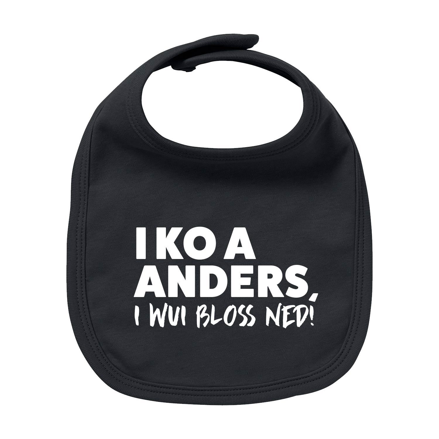 Weißes Baby-Lätzchen aus Bio-Baumwolle mit dunkelblauem Schriftzug „I wui bloß ned“, runder Halsausschnitt.