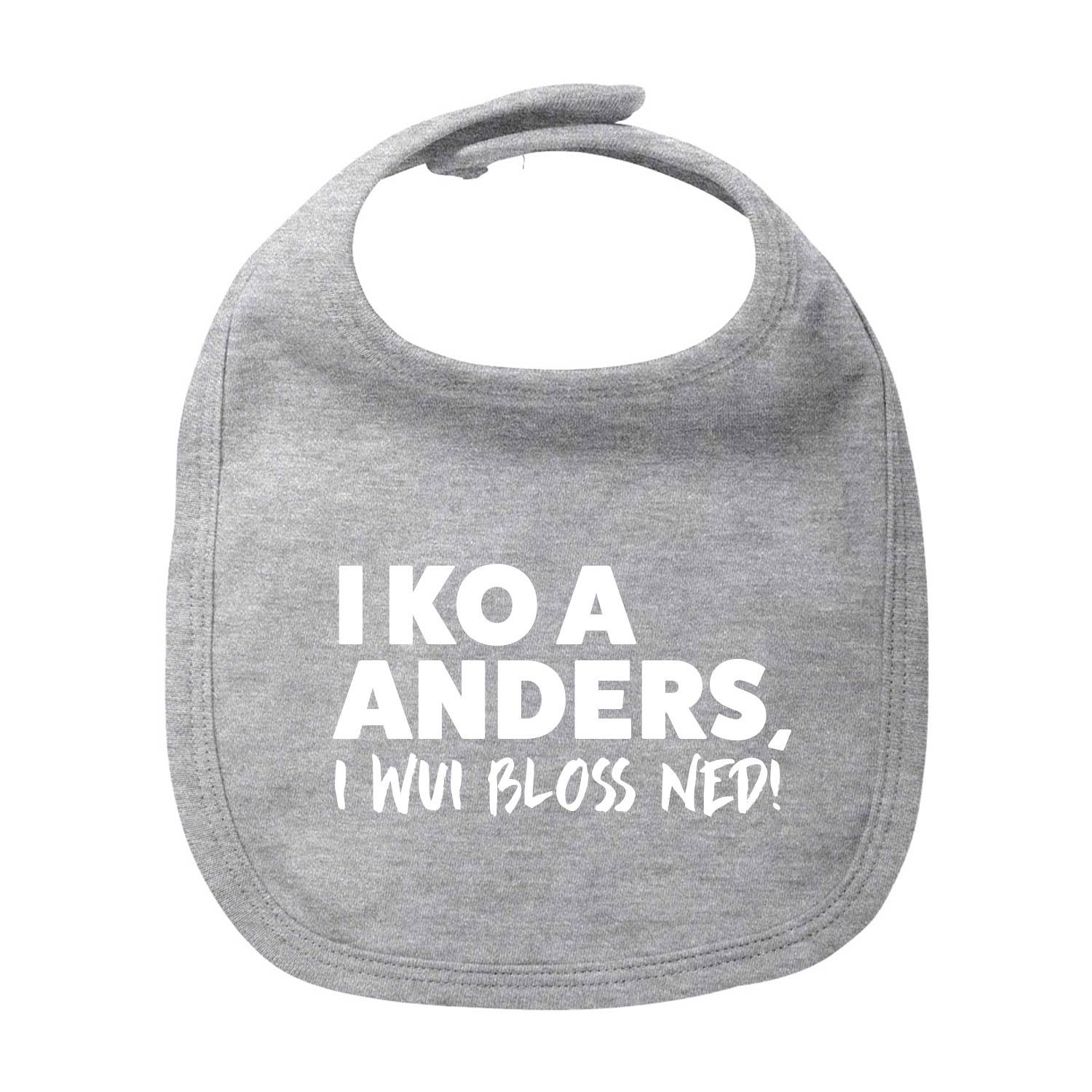 Hellblaues Baby-Lätzchen mit schwarzem Schriftzug „I wui bloß ned“, runde Form, aus 100 % Bio-Baumwolle.