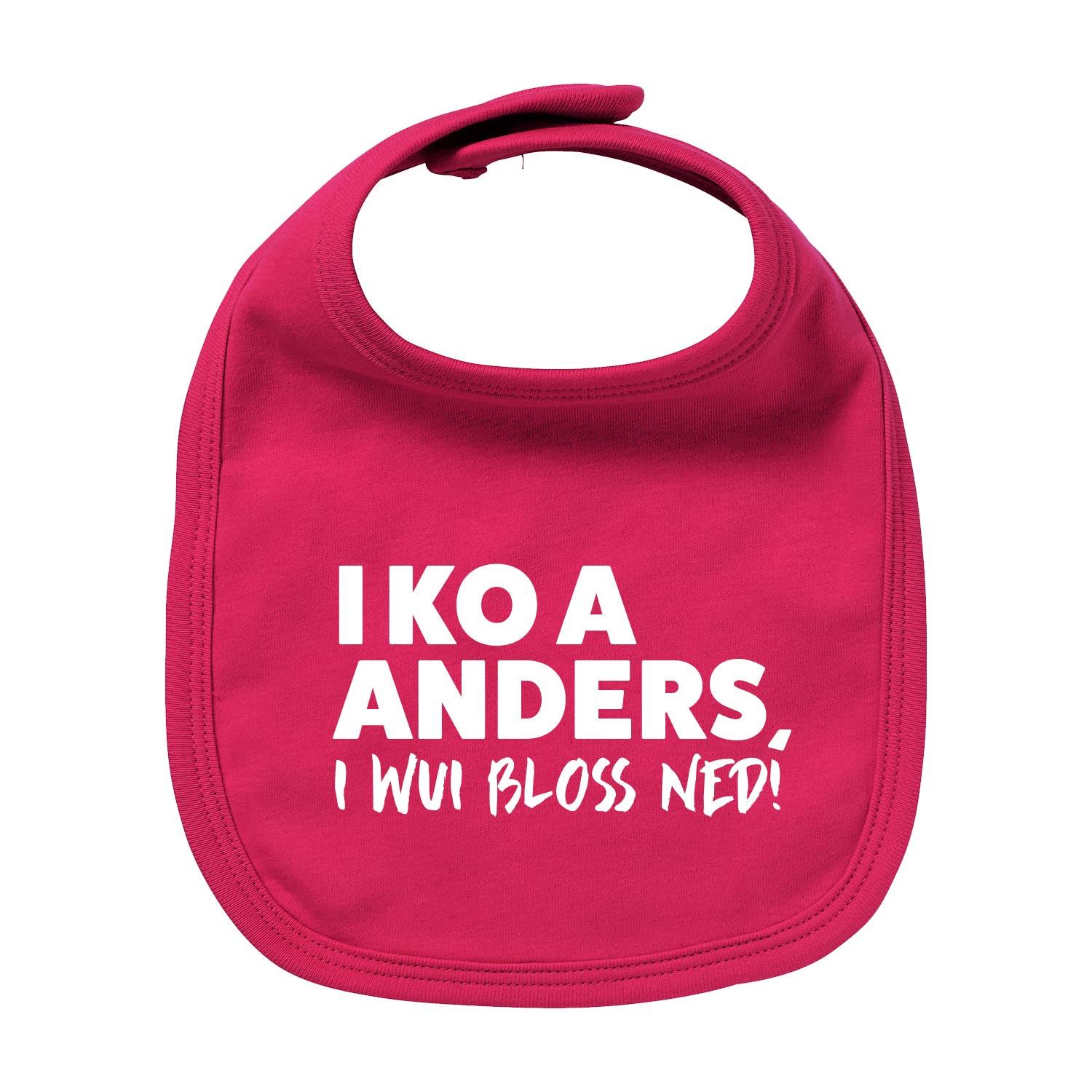 Hellblaues Baby-Lätzchen mit weißem Aufdruck „I wui bloß ned“, runder Halsausschnitt, Bio-Baumwolle, 35 × 22 cm.