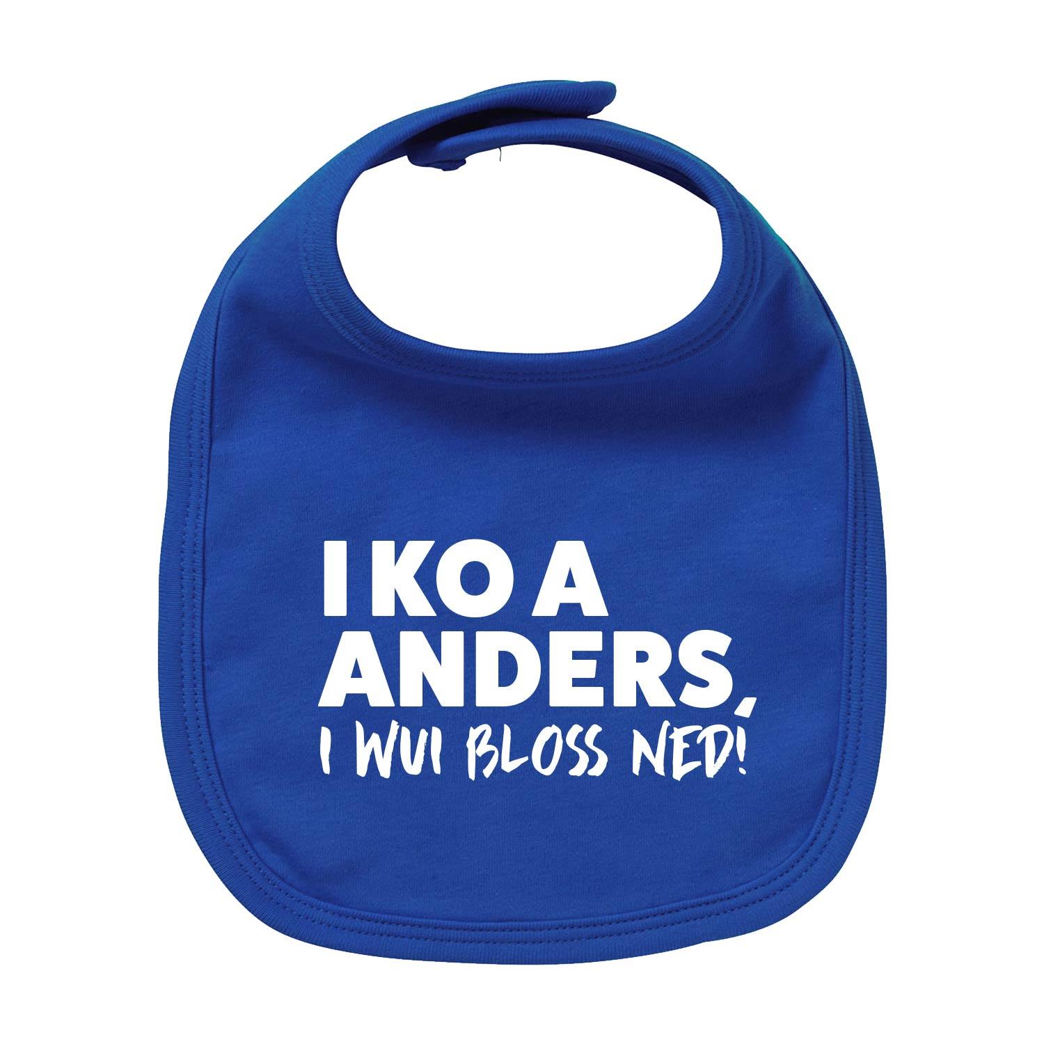 Weißes Baby-Lätzchen mit rotem Schriftzug „I wui bloß ned“, runder Halsausschnitt, aus 100 % Bio-Baumwolle.