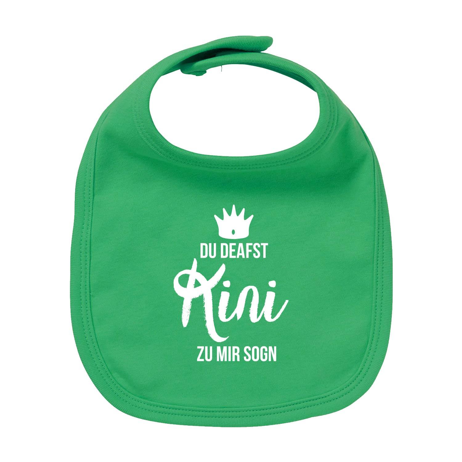 Weißes Baby-Lätzchen mit dunkelblauem „Kini“-Schriftzug, rechteckige Form, aus 100 % Bio-Baumwolle.