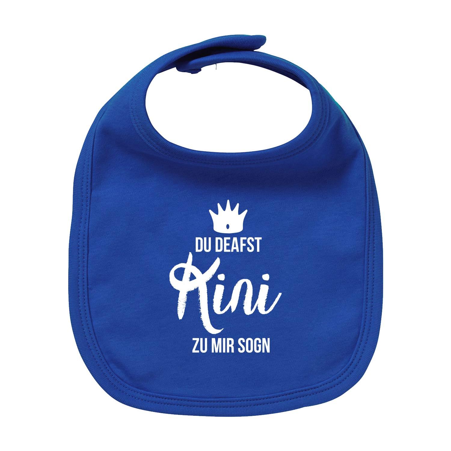 Weißes Baby-Lätzchen mit blauem Schriftzug "Kini", halbrunde Form, Bio-Baumwolle, hochwertiger Siebdruck.