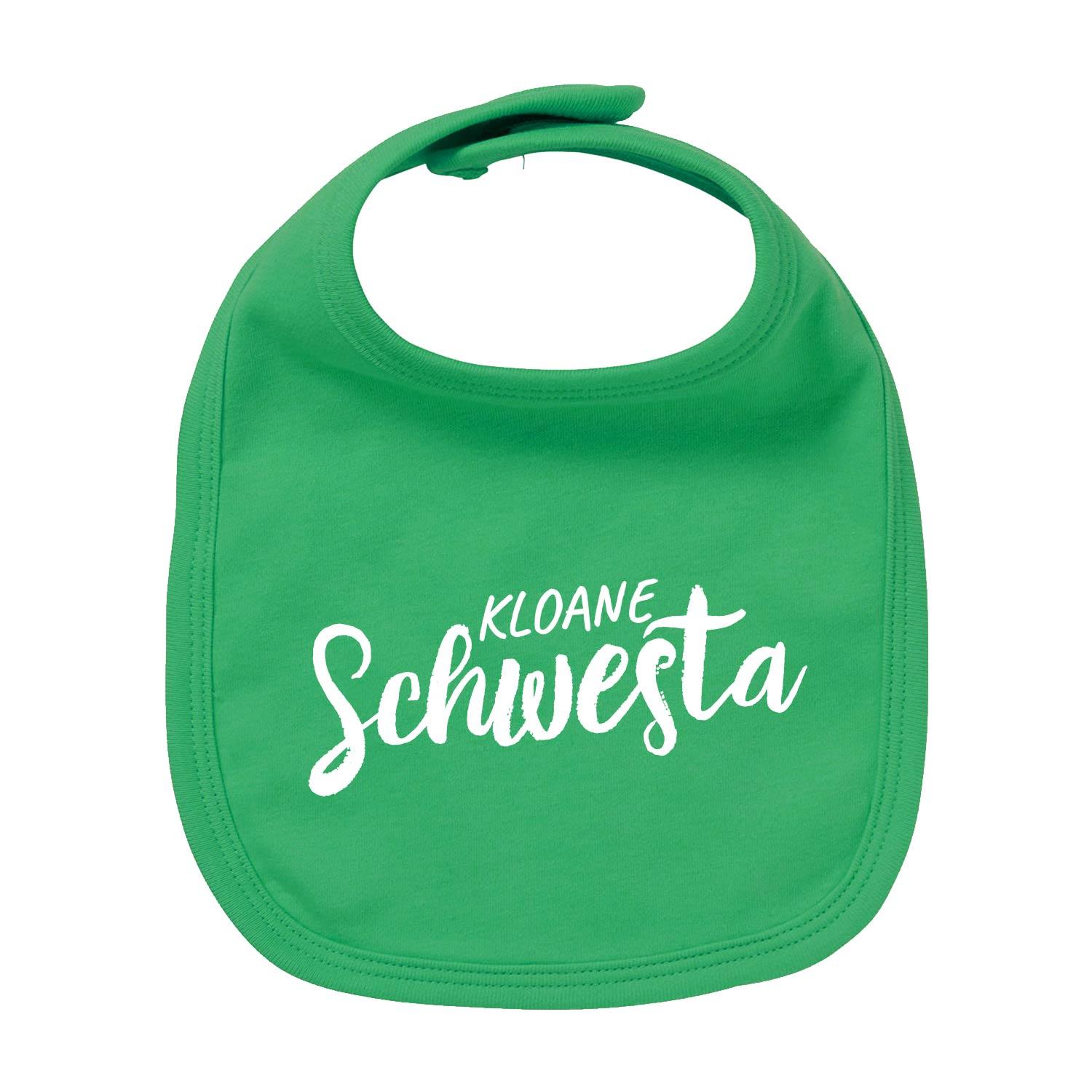 Rosa Baby-Lätzchen mit weißem Schriftzug „Kloane Schwesta“, rundem Halsausschnitt und weicher Bio-Baumwolle.