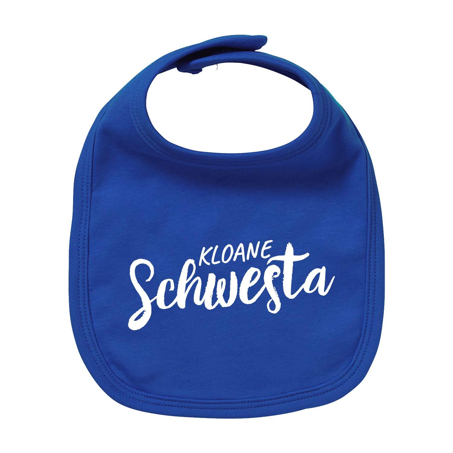 Weißes Baby-Lätzchen mit dunkelblauer Aufschrift „Kloane Schwesta“ in Herzform, aus 100 % Bio-Baumwolle.