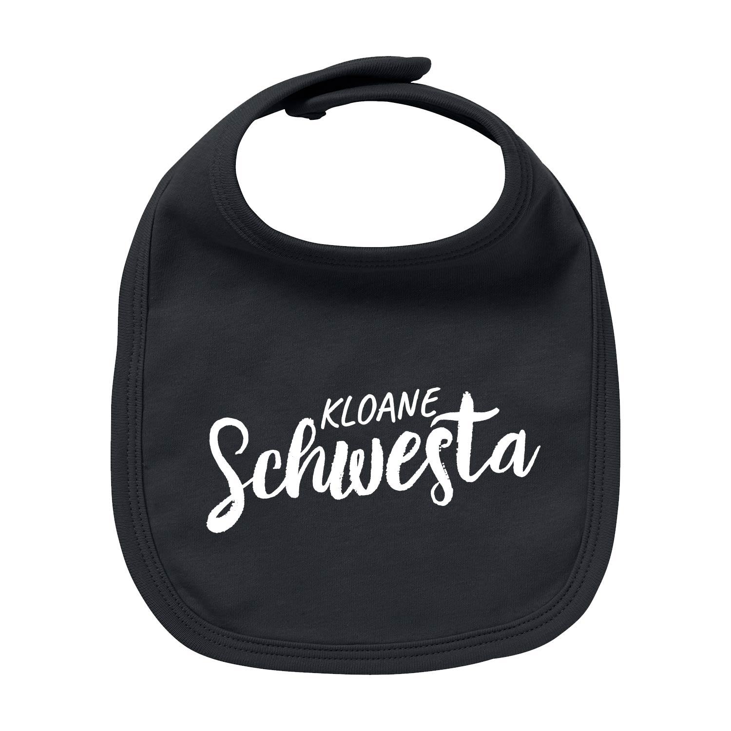 Weißes Baby-Lätzchen mit rotem Schriftzug „Kloane Schwesta“, runder Ausschnitt, aus 100 % Bio-Baumwolle.