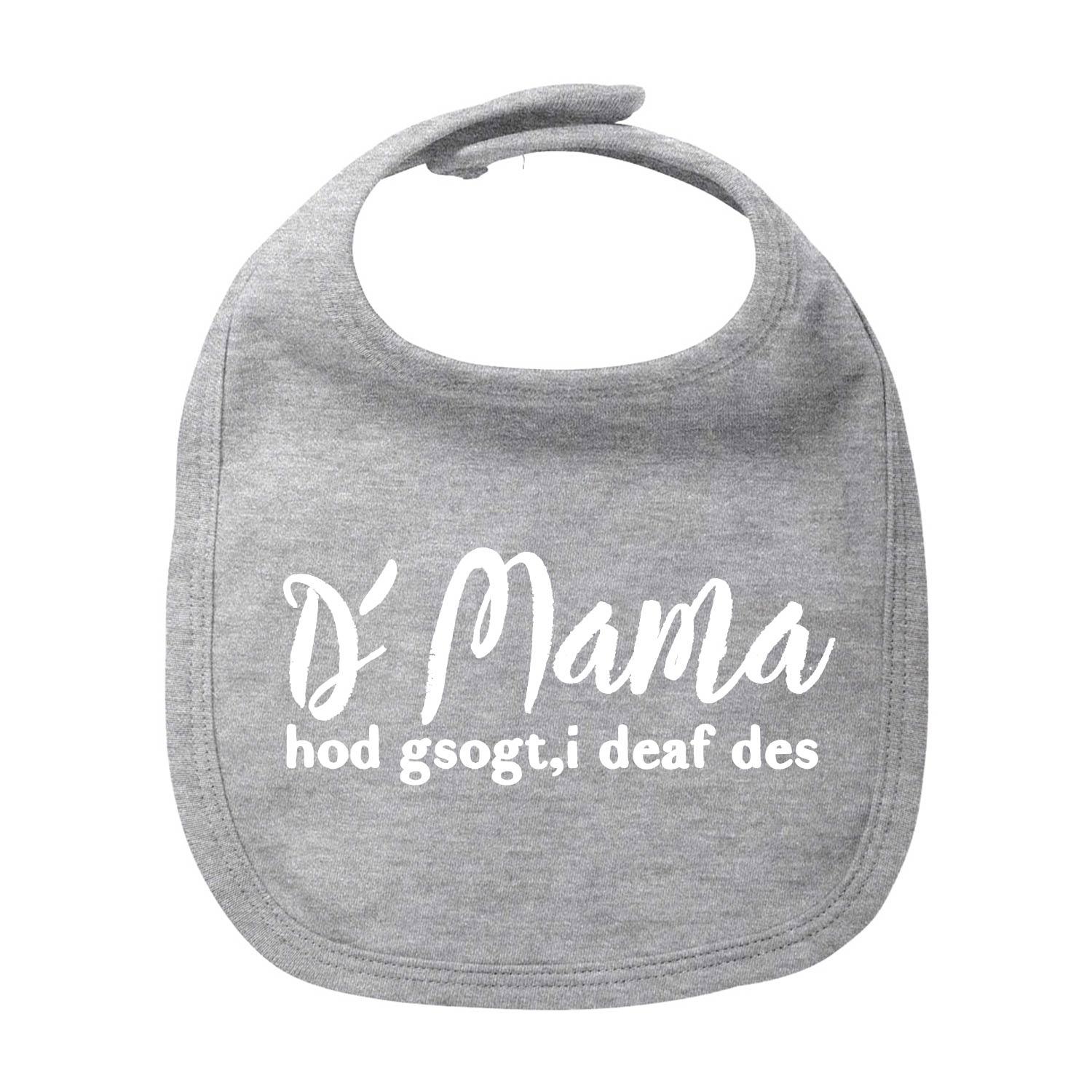 Weißes Baby-Lätzchen mit rundem Halsausschnitt und rotem Aufdruck „Mama sogt, i deaf des“ aus Bio-Baumwolle.