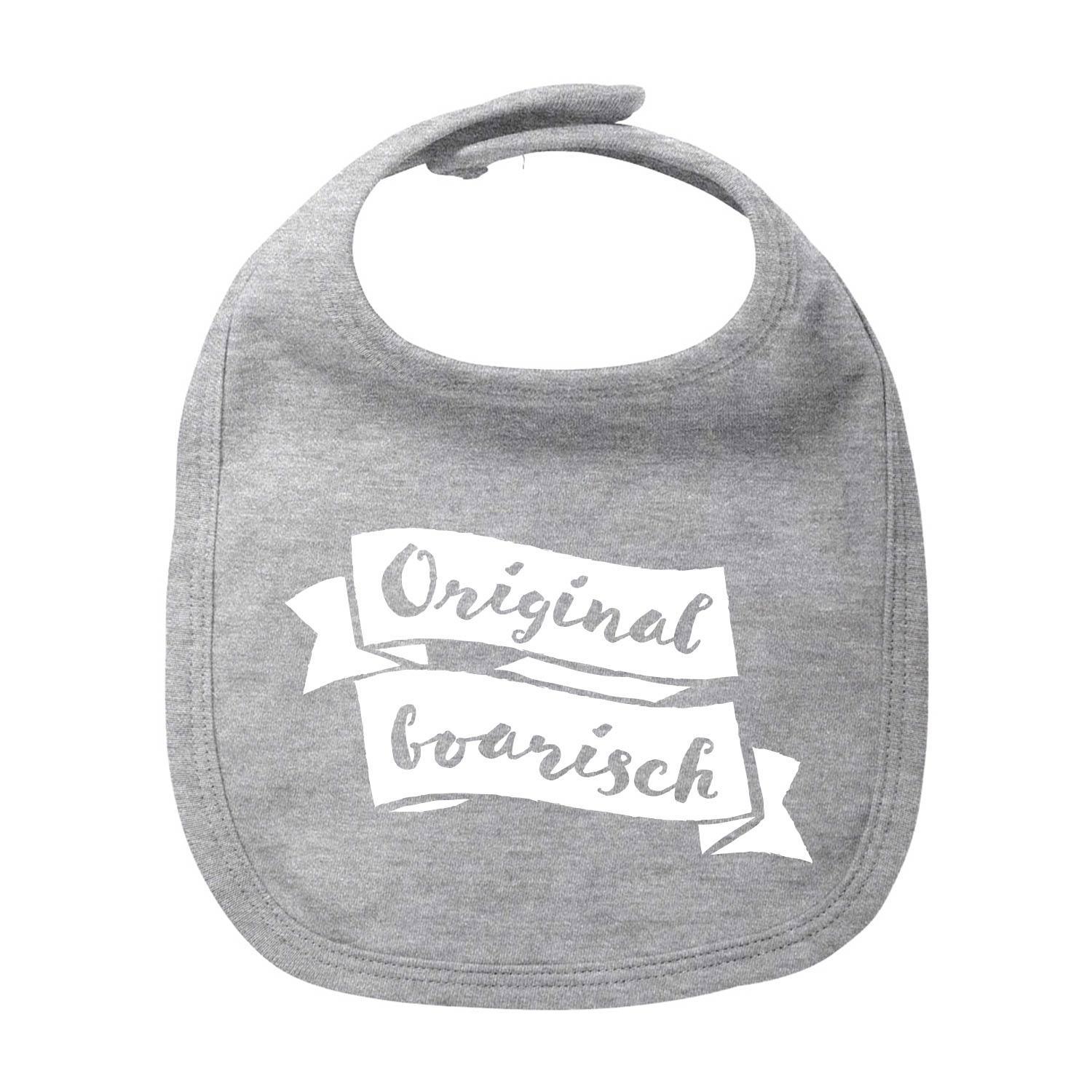 Weißes Baby-Lätzchen mit dunkelblauem Schriftzug „Original boarisch“, rundem Ausschnitt und Druckknopf, Bio-Baumwolle.