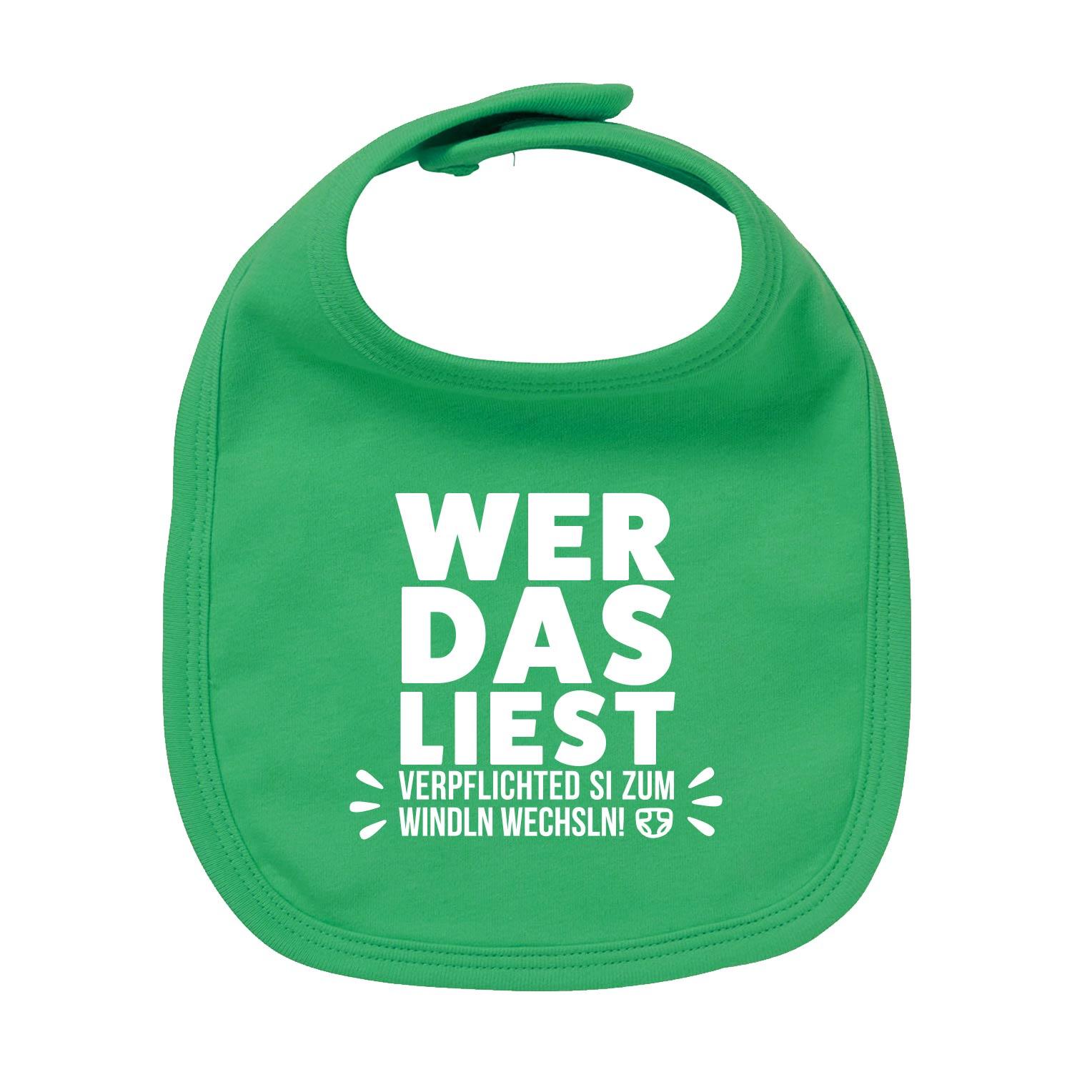 Weißes Baby-Lätzchen mit rotem Schriftzug „Windln wechsln!“, rechteckige Form, aus Bio-Baumwolle.