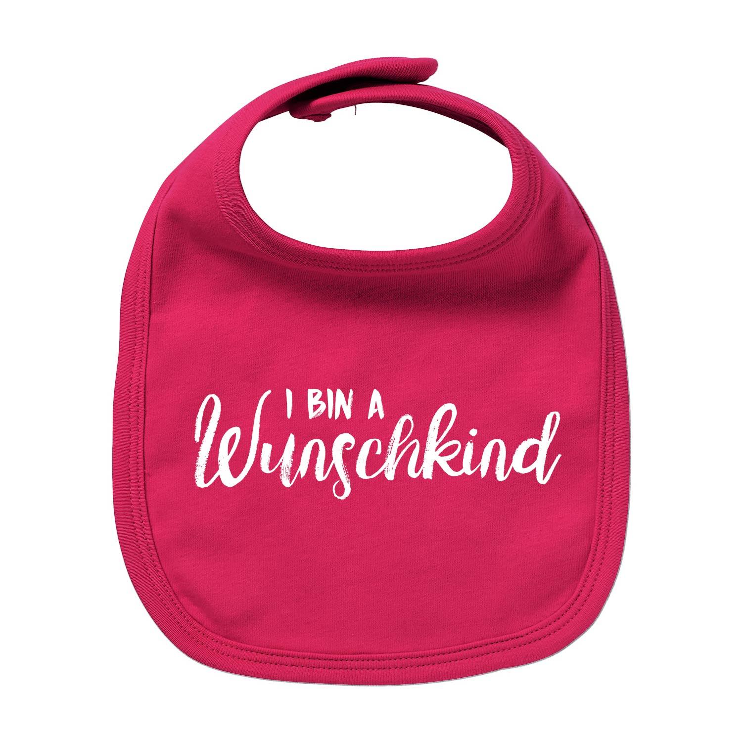 Weißes Baby-Lätzchen mit rotem Herz-Motiv und schwarzem Schriftzug „Wunschkind“, aus Bio-Baumwolle, ca. 35 × 22 cm.