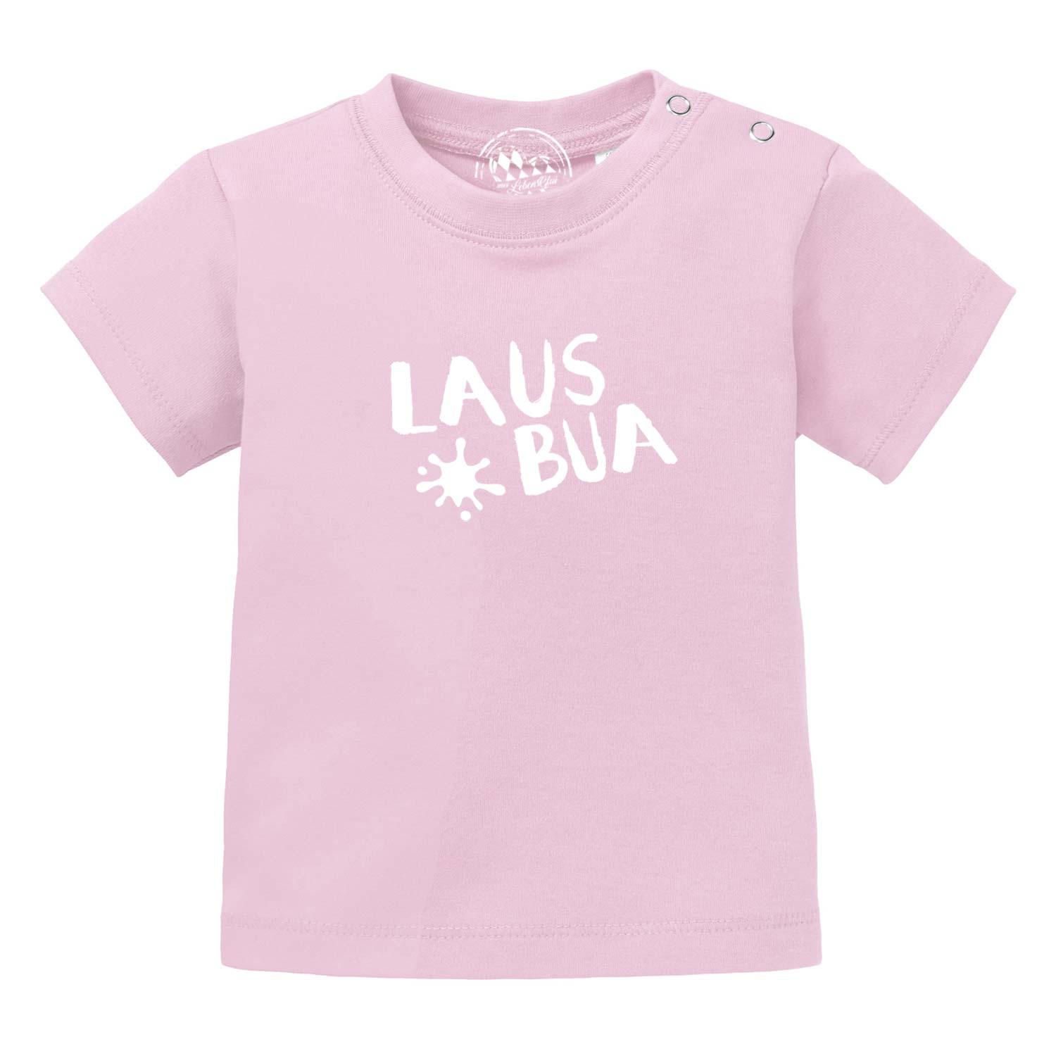 Rosa Baby T-Shirt Lausbua aus weicher Baumwolle mit weißem "Lausbua" Aufdruck und Druckknöpfen an der Schulter.