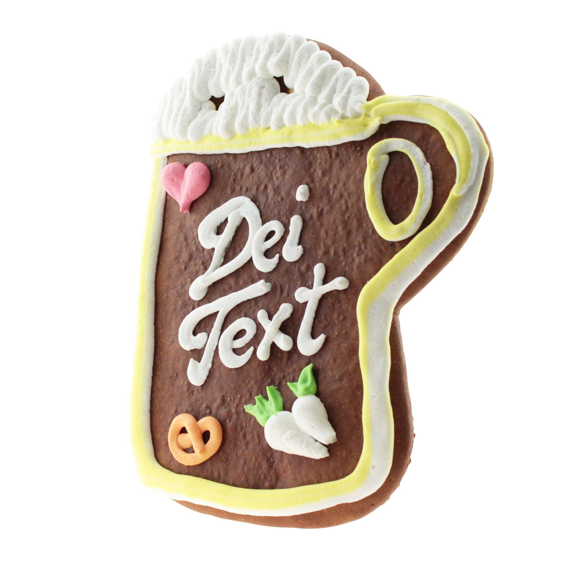 Lebkuchenherz in Maßkrugform aus braunem Teig mit Zuckerschrift, Randverzierung und Herzmotiv, ca. 22 × 16 cm.