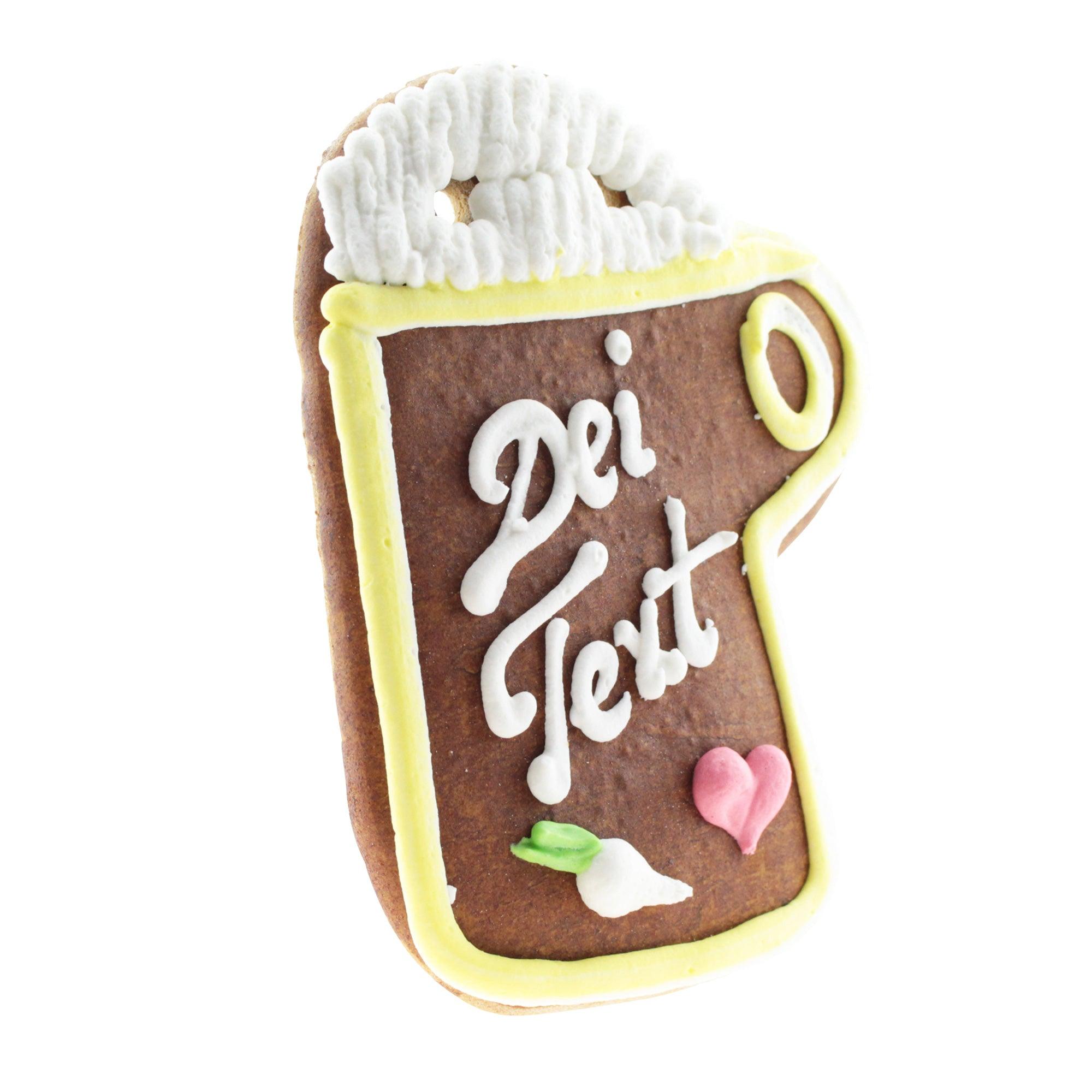 Braunes Lebkuchenherz in Maßkrugform mit weiß-blauer Zuckerglasur, rotem Herz und zweizeiligem Schriftzug, ca. 22 × 16 cm.