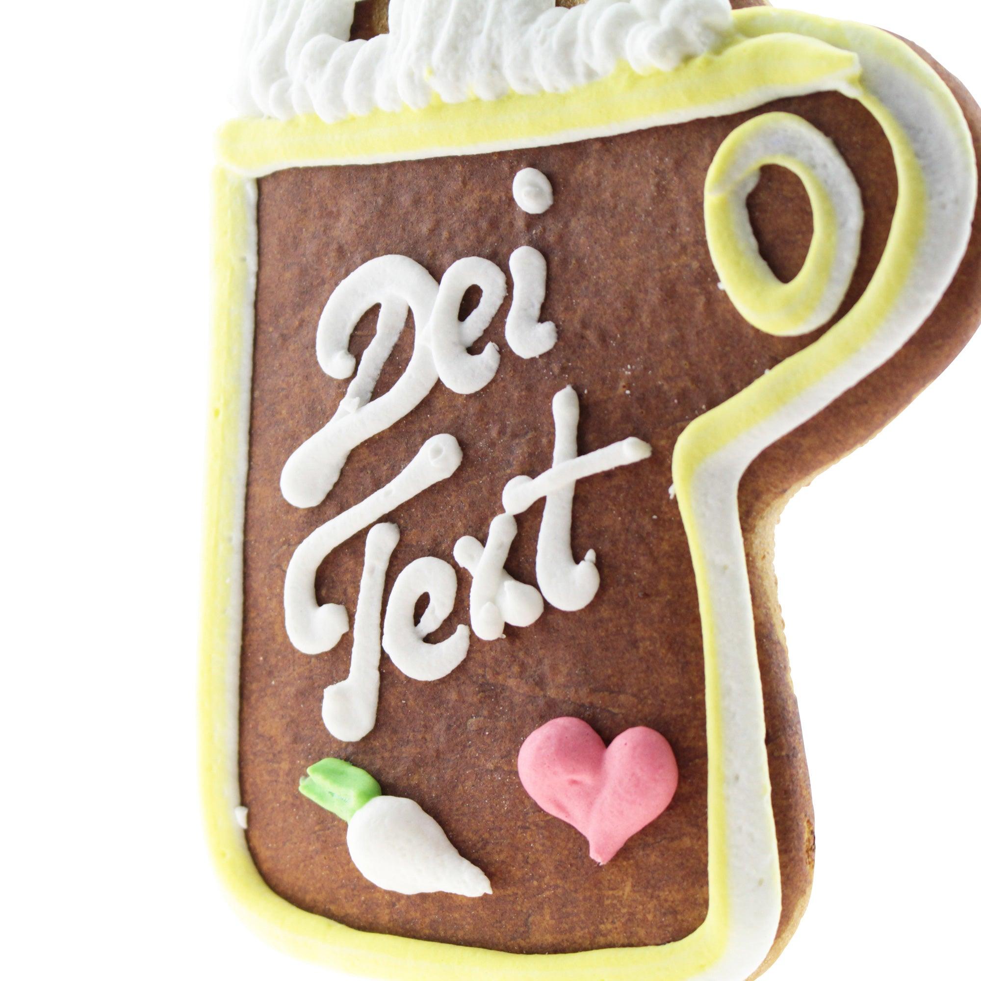 Lebkuchenherz in Maßkrugform mit blau-weißer Zuckerdekoration und Wunschtext, handgefertigt aus braunem Lebkuchen, ca. 22 x 16 cm.