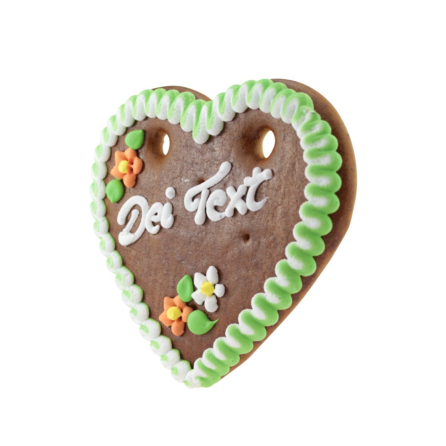 Herzförmiges Lebkuchenherz mit rotem Zuckerrand, weiß-blauem Schriftzug und Rosendekor, individuell beschriftbar, 14 x 17 cm.