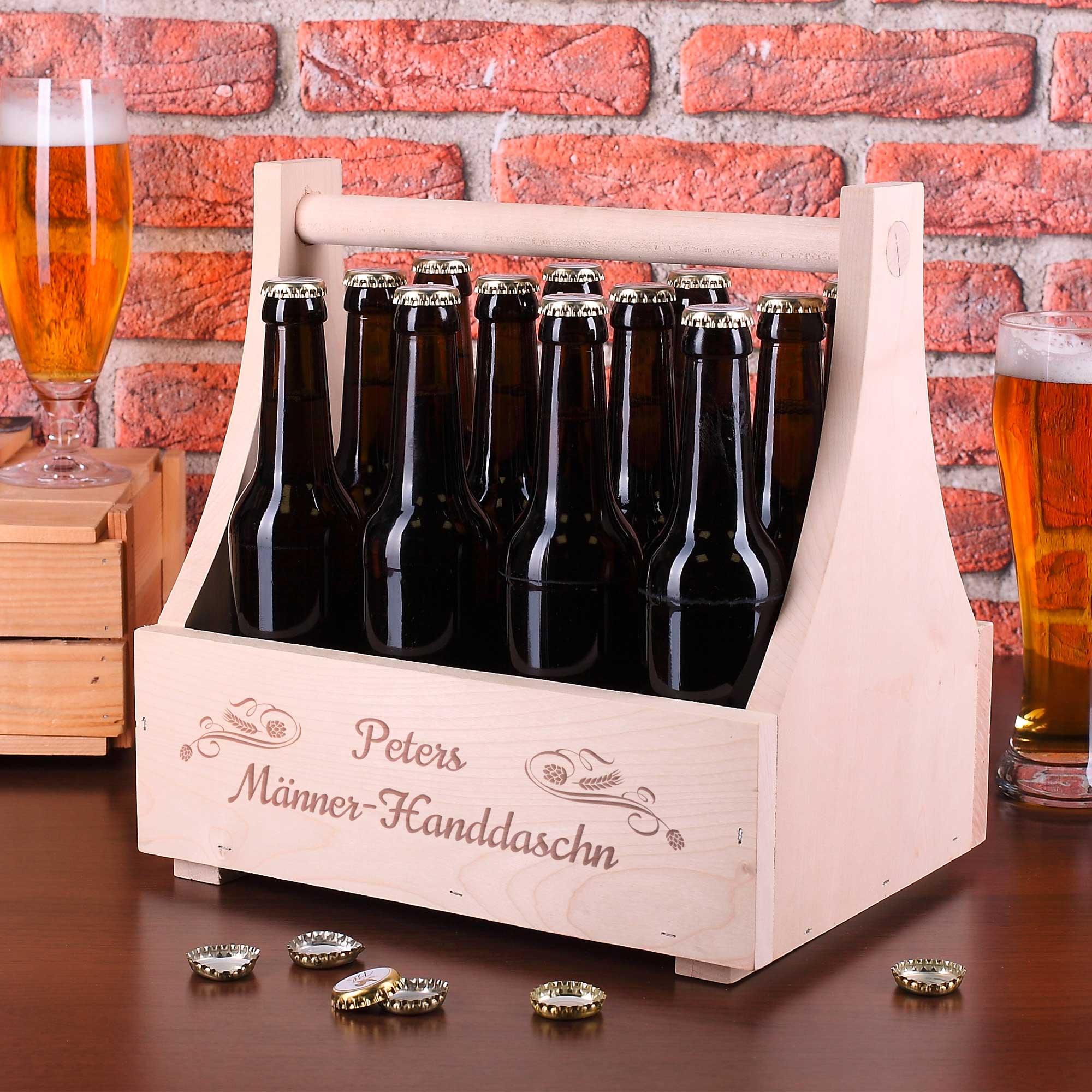 Rustikale Holz-Handtasche mit Tragegriff, graviertem Wunschnamen und Manner-Schriftzug auf der Front.